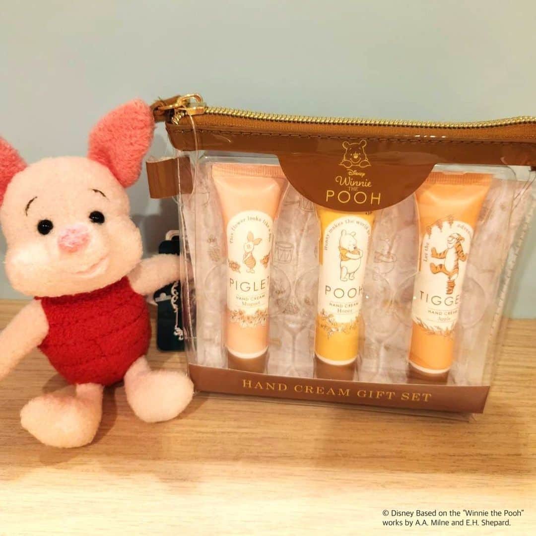のインスタグラム：「#ディズニーアベニュー東京駅店 よりオススメ🍯  プレゼント🎁にもピッタリのハンドクリームセットが入荷してます♪  🍯ポーチ付きハンドクリームトリオ 1760円税込 🍯ぬいぐるみ プーさん 3300円 ピグレット 2200円   #disney #kiddyland #disneyavenue  #winnethepooh  #くまのプーさん #cosme #コスメ #ハンドクリーム」