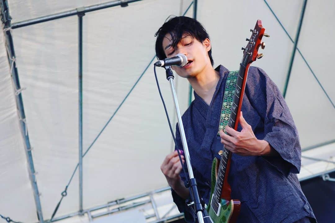 山田健人のインスタグラム：「水都音楽祭2023  専属カメラマンさん＆お客さんが イケてる写真を撮ってくれました 黒髪にしてから一年  “似合っていない” “カツラみたい” “若かりし頃の美輪明宏さん” 色々言われてきましたが  とうとうこの日  『錦戸亮くんに見えた』  いただきました。  #水都音楽祭2023 #錦戸亮」
