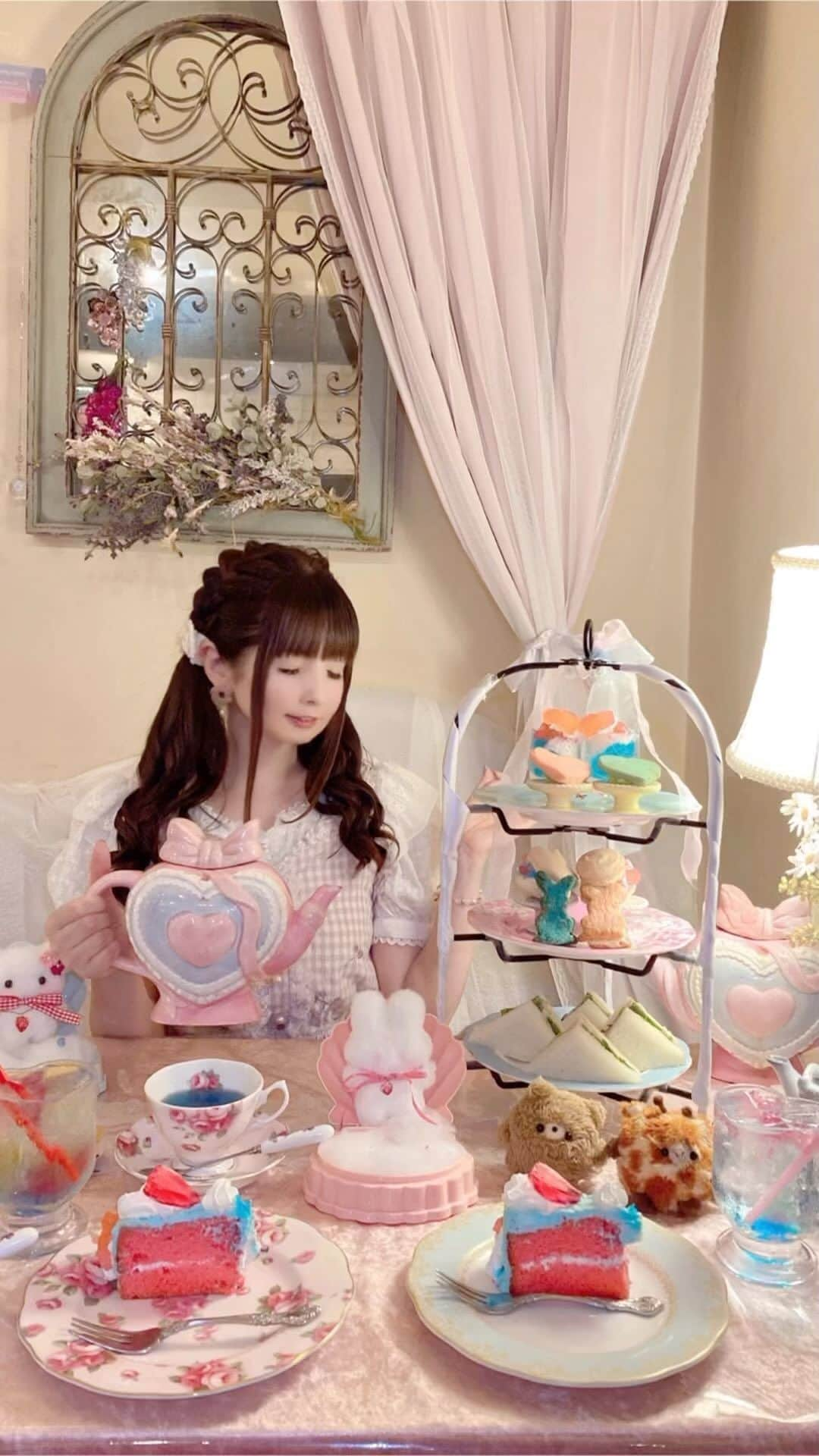 伊藤芽衣のインスタグラム：「Oshicoco×アコリットコラボ🎀 ⁡ 目白にある とってもかわいいカフェ♡ アコリットさんにて。 ⁡ マリンハネムーン  アフタヌーンティーセットを いただきました♡ ⁡ パステルピンクと みずいろがとっても可愛い♡ ⁡ 推しと過ごした、 ハネムーンの思い出を イメージしているそうで…！ ⁡ 推しと写真を撮りやすい仕掛けが いっぱいでした♡ ⁡ めいは カワスタでお迎えした 推しぬいちゃんたちを 連れていきました♡ ⁡ あした、 9月22日（金）までなので、 気になる方はぜひ♡ ⁡ かわいいのは もうもちろんなんだけど、 お味もとってもおいしかった♡ ⁡ ♡♡♡♡♡ ⁡ pr @oshikatsu_media  さま @cafe_acorite さま ⁡ ご招待ありがとうございました♡ ⁡ #oshicoco  #推しと新婚旅行 #カフェアコリット #アコリットカフェ #推し活カフェ #推し活」