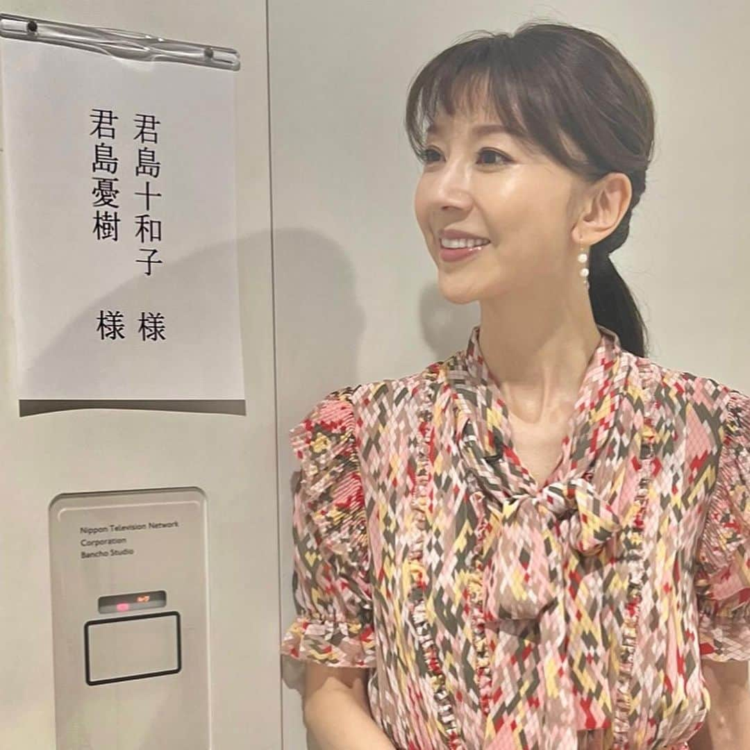 君島十和子さんのインスタグラム写真 - (君島十和子Instagram)「明日 【テレビ出演のご報告】 9月22日(金) 夜7:00〜 日本テレビ系列 『あなたは小学５年生より賢いの』 ー家族の絆スペシャルー  (2時間特別版) 【放映後22:00より インスタLiveの予定】  長女、憂樹(ゆうき)と @yuuki_kimijima0427  出演させて頂きました。  楽しみにしていた収録のはずなのに、 生まれて初めての緊張感🤯😱🥶 絶対絶命とは、まさに このこと！！！！！  ２週間前から、予習を始めるも、 やればやるほど😢 忘れてる事、知らない事が続出。 睡眠が浅くなり、当日は お肌が荒れてたかも😭 企業を代表する者としての プレッシャーが、余計に緊張を高めて…… 母娘の奮闘を是非 ご覧下さいませ🙇‍♀️  #日テレ #あなたは小学5年生より賢いの  #クイズ番組 #母娘 #見逃し配信あり #アラ還 #アラ還十和子 #君島十和子 #君島憂樹」9月21日 18時08分 - ftcbeauty.official