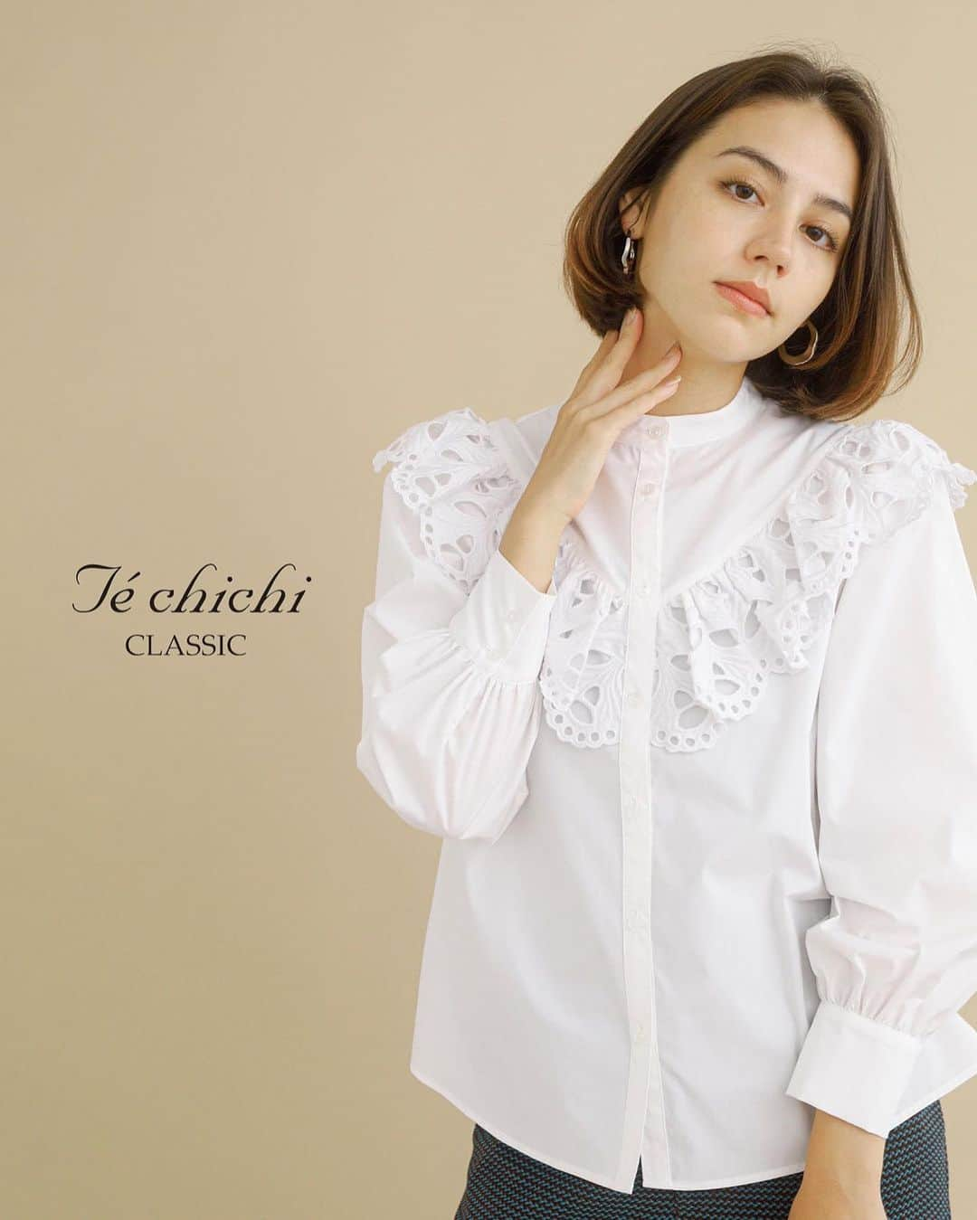 Techichiのインスタグラム：「Te chichi CLASSIC  2023 Automne ⁡ 今シーズンのテチチクラシックも、特別感あふれるラインナップで登場！ 華やかなレースが存在感のある刺繍ブラウス。 大人で洗練された甘さを演出できるブラウスはパンツでのコーディネートがおすすめです。 ぜひ、店頭にてテチチクラシックの新たなラインナップをチェックしてみてください。 オンラインショップでは、9/22（金）12:00-販売予定となっております。 ⁡ ⁡ ⁡ ・ Blouse ￥13,090（tax incl.）_№1712257 off-white/blue/black ⁡ ・Pants ￥15,290（tax incl.）_№1407152 off-white/navy ⁡ ⁡ ⁡ ⁡ #techichi  #テチチ #techichiclassic #テチチクラシック #2023aw #2023autumn #刺繍ブラウス  #刺繍ブラウスコーデ  #パンツコーデ」