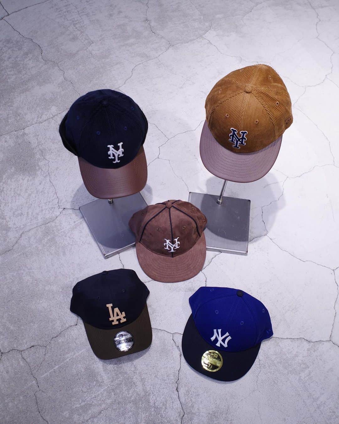 のインスタグラム：「【 NEW ERA ＊ JS 】  @neweracap  @newerajapan  ⁡ ---------------------------------------- ⁡ ▶︎ NEW ERA ＊ JS RC 9FIFTY METS ¥6,050- tax included [No,23095610005930]  ▶︎ NEW ERA ＊ JS 9TWENTY LA ¥5,500- tax included [No,23095610006130]  ▶︎ NEW ERA ＊ JS LP 59FIFTY YANKEES ¥6,160- tax included [No,23095610005630]  ▶︎ NEW ERA ＊ JS LP 9FIFTY METS ¥6,050- tax included [No,23095610005730]  ▶︎ NEW ERA ＊ JS 39THIRTY Flip ¥6,380- tax included [No,23095610006330]  -----  #journalstandard#ジャーナルスタンダード  #harajuku#omotesando#mensfashion#mens#styling#coordinate#streetwear#23aw#unisexfashion#原宿#表参道 #newera」
