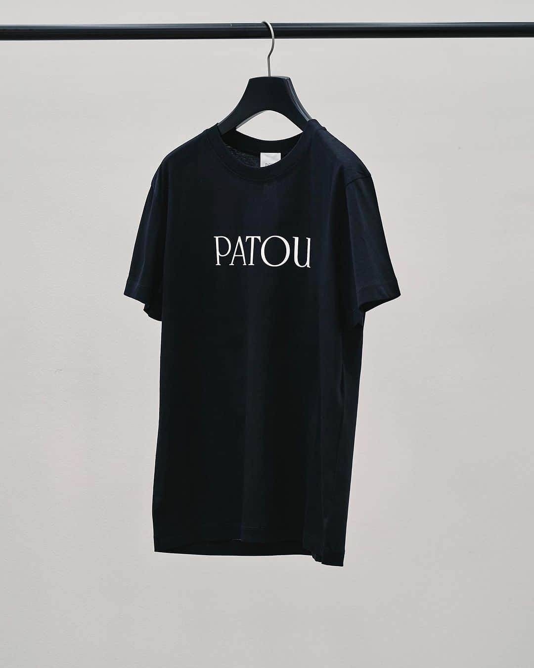 DES PRESさんのインスタグラム写真 - (DES PRESInstagram)「【FOCUS ON】@despres_jp   "TOP"  ⁡ ⁡ ⁡ 〈PATOU(パトゥ) 〉  1914年にJean Patou(ジャン・パトゥ)が自身の名を冠して設立したクチュールメゾン。  ジャン・パトゥは、制約の多い衣服から女性を解放し、コルセットのないドレスやミニスカート、街で着るスポーツウエアなどを作り、女性のシルエットを自由にすることで、新たな洋服の楽しみ方を提案したことでも知られています。  2018年より Guillaume Henry(ギョーム・アンリ)がアーティスティック・ディレクターに就任し〈PATOU (パトゥ) 〉と名を改め新生。  彼が手掛けるのは、リアルな女性たちや友人、ミューズといった、彼が出会いインスピレーションを得た女性たちのための衣服。   ジャン・パトゥの哲学を継承しながらも、日常に着こなしやすく、繊細でありながら快活で洗練されたワードローブを提案しています。  ⁡ ⁡ TOP / 26-13-35-13013 / ¥31,900 @patou  ⁡ ⁡ ■ 〈PATOU(パトゥ) 〉展開店舗 デ・プレ 丸の内店 @tomorrowland_marunouchi  ⁡ ⁡ ⁡ #DESPRÉS #despres #despres_jp #デプレ #tomorrowland #トゥモローランド #fashion #style #autumn #patou」9月21日 18時13分 - despres_jp