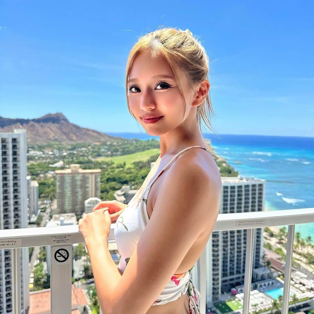 のインスタグラム：「・ 部屋からの景色だよ🏨 ダイアモンドヘッドと海が見えてすごく綺麗だよね😍✨✨ ・ ・ ・ #ハワイ #旅行 #女子旅 #ダイアモンドヘッド #アロヒラニリゾートワイキキビーチ」