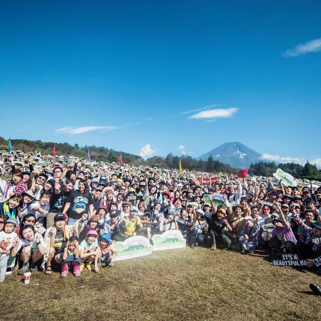 フジロック・フェスティバルさんのインスタグラム写真 - (フジロック・フェスティバルInstagram)「It's a beautiful day 〜Camp in ASAGIRI JAM '23 @asagirijam  20回目となる朝霧JAM いよいよ来月開催！  ⋱ 出演日別ラインナップ発表 ⋰  ………………………………………………….  ☝️TOPICS  ▽ チケット一般発売スタート 1日券も販売開始！日帰りでも参加可能⚪︎  ▽ バスツアー新プラン 会場最寄り駅と会場を結ぶアクセスバスプランに 新たに日帰り参加の方に向けた新コース登場！  ▽ フェスごはん、マーケット＆ワークショップ 地産地消がキーワード！飲食出店公開🍴 マーケットエリアの出店も決定！  ▽ 新たにサウナエリアが登場 『サウナ・サンセット』 バレルサウナ、サウナカー、テントサウナの３種類！  ▽ Tickets available for purchase overseas!   ………………………………………………….  富士山を一望する最高のロケーションの中、 最高のライブパフォーマンスとさまざまな アクティビティを楽しみながらキャンプができる 至福の2日間  秋のキャンプインフェス 朝霧高原にてお待ちしております🗻🐄  ………………………………………………….  It's a beautiful day 〜Camp in ASAGIRI JAM '23 2023.10.21 SAT - 22 SUN 富士山麓 朝霧アリーナ · ふもとっぱら 🔗Link in bio @asagirijam  ♩ @chocopa_co   #朝霧JAM #asagirijam #朝霧高原 #富士宮市 #キャンプフェス #キャンプインフェス #秋フェス  #富士山キャンプ」9月21日 18時19分 - fujirock_jp