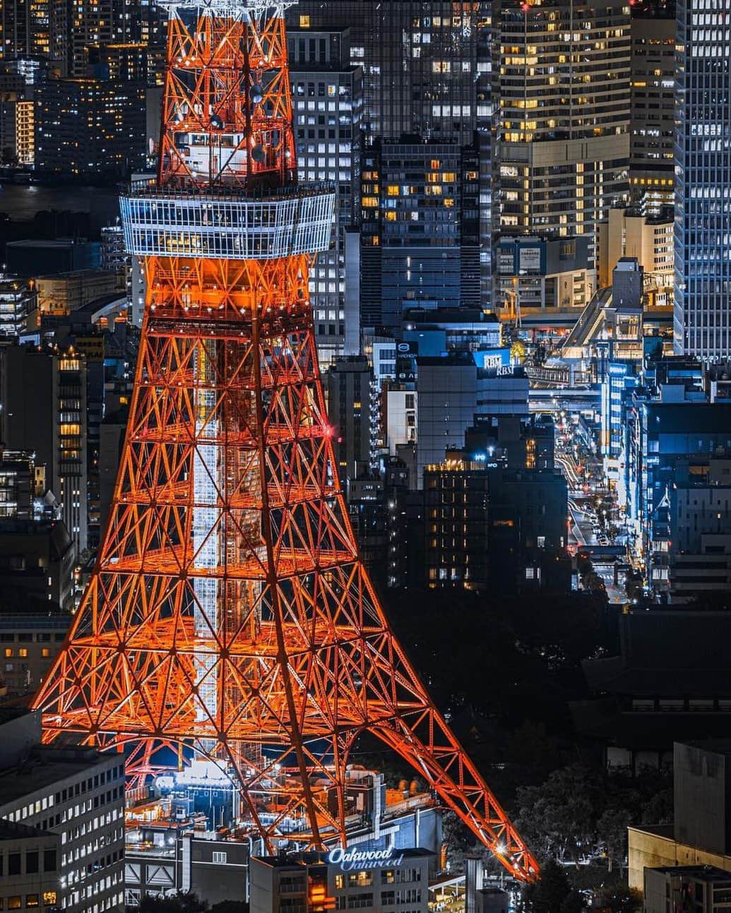 東京タワーさんのインスタグラム写真 - (東京タワーInstagram)「. こちらは東京タワーメインデッキより下 塔脚部の曲線美、トラス構造の機能美が 伝わってくる写真です。   鉄骨、塔脚、トラス構造推しのあなた！   是非、コメントください😊   本日は、Your Tokyo Tower🗼から @nissy_photogram さんのお写真をご紹介！   素敵なお写真をありがとうございました😊  --------------------------------  【 お知らせ 】  ■ Your Tokyo Tower 🗼  # your_tokyotowerで あなたの東京タワーをリポスト！  @tokyotower_official の タグ付けをしてくれると見つけやすいよ！  皆様からの投稿 どしどしお待ちしております！  ■ 公式LINE  東京タワー公式LINEでは 東京タワーのイベント情報を お届けしています！  詳細はプロフィールにあるリンクから↓ @tokyotower_official  --------------------------------  #東京タワー #東京タワー🗼  #tokyotower #tokyotower🗼  #ライトアップ #lightup」9月21日 18時20分 - tokyotower_official