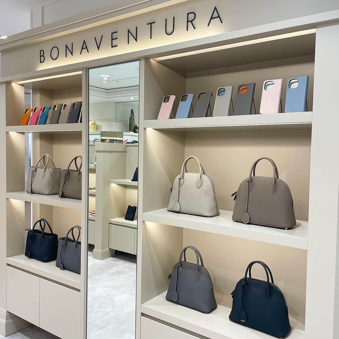 大丸神戸店のモノとコトのインスタグラム：「. 9/1に〈BONAVENTURA〉が大丸神戸店3階にオープン👜  ミラノ発レザーブランド〈BONAVENTURA(ボナベンチュラ)〉が大丸神戸店にオープンしました🤍 伝統的なクラフトマンシップ×タイムレスなデザインを融合したアイテムをお手に取ってご覧いただけます✨  アイコンバッグのミアトートバッグコレクションをはじめ、iPhoneケースなど人気のレザーアイテムをラインアップ📱🌱 シーンを選ばず幅広いコーディネートにマッチします☺️  #大丸神戸 #大丸神戸店 #大丸 #神戸 #元町 #神戸大丸 #daimarukobe #kobe #BONAVENTURA #ボナベンチュラ #バッグ #iPhoneケース #iPhonecase #財布 #レザー #レザーアイテム」