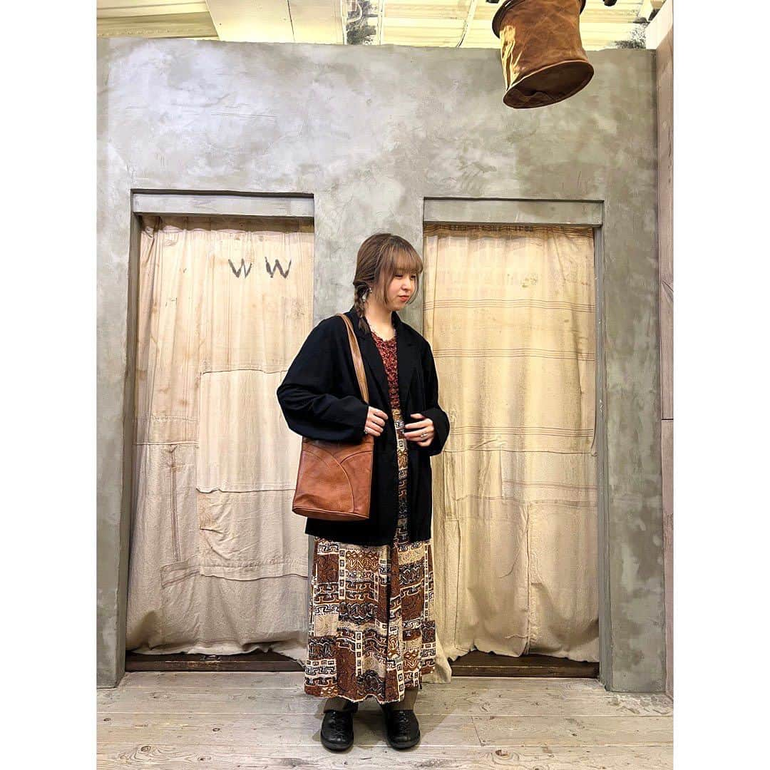 古着屋フラミンゴ下北沢店さんのインスタグラム写真 - (古着屋フラミンゴ下北沢店Instagram)「ㅤㅤㅤㅤㅤㅤㅤㅤㅤㅤㅤㅤㅤ 【 ladies coordinate 】  ㅤㅤㅤㅤㅤㅤㅤㅤㅤㅤㅤㅤㅤ#古着 #古着屋 #東京 #下北 #下北沢 #下北沢古着 #下北沢古着屋 #フラミンゴ下北沢店 #柄スカート #テーラードジャケット #レザーバッグ #patternskirt #tailoredjacket #leatherbag #coordinate #ladiescode #vintage#mens#ladies#fashion#tokyo#shimokitazawa #优质的 #下北泽　#빈티지　#시모키타자와」9月21日 18時21分 - flamingo_shimokitazawa