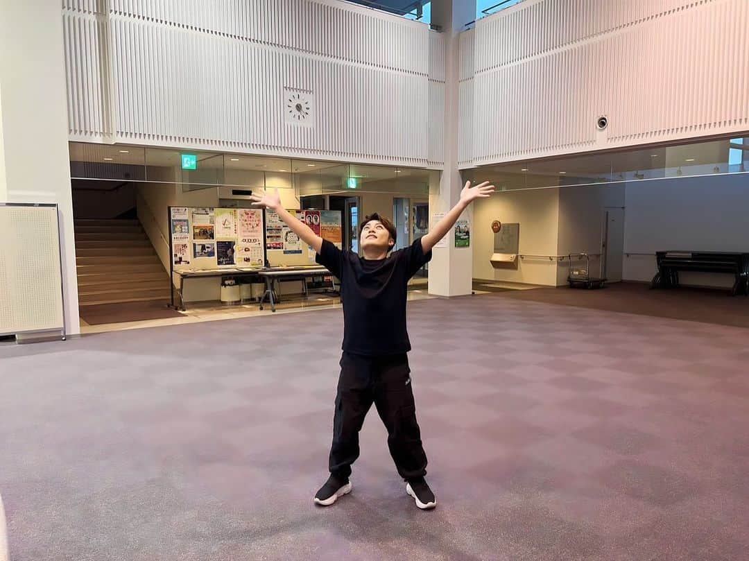 はやぶさのインスタグラム：「こんばんは！ 昨日の由仁町のホールのロビーで撮りました(*´∀｀*) 広々としていて気持ちよかったです^ - ^  【EN】  Good evening!  Yesterday I took this picture in the lobby of Yuni Town’s Hall.  It was nice and spacious ^ - ^  #はやぶさ #ヒカル #ヤマト #大滝ひかる #駿河ヤマト #イベント #一日一枚  #写真  #hayabusa #hikaru #yamato #event  #picstory  #picstagram #photooftheday  #photogram  #hayabusadiary  #はやぶさの日記  #fotohariini」