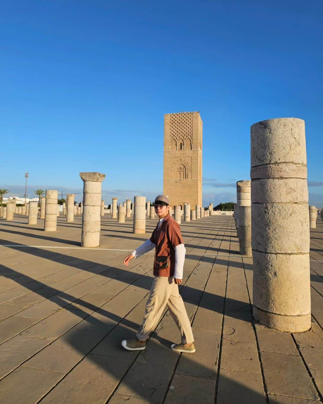 アイス・サランユーさんのインスタグラム写真 - (アイス・サランユーInstagram)「SunBathing🌞 @ Mausoleum of Mohammad V แดดเช้า สังเคราะห์ วิตตามิน D #rabat #morocco  #MausoleumofMohammadV #icesarunyuinmorocco  #icesarunyu #icesarunyuaroundtheworld」9月21日 18時22分 - icesarunyu