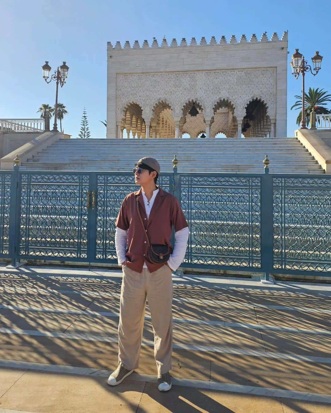 アイス・サランユーさんのインスタグラム写真 - (アイス・サランユーInstagram)「SunBathing🌞 @ Mausoleum of Mohammad V แดดเช้า สังเคราะห์ วิตตามิน D #rabat #morocco  #MausoleumofMohammadV #icesarunyuinmorocco  #icesarunyu #icesarunyuaroundtheworld」9月21日 18時22分 - icesarunyu