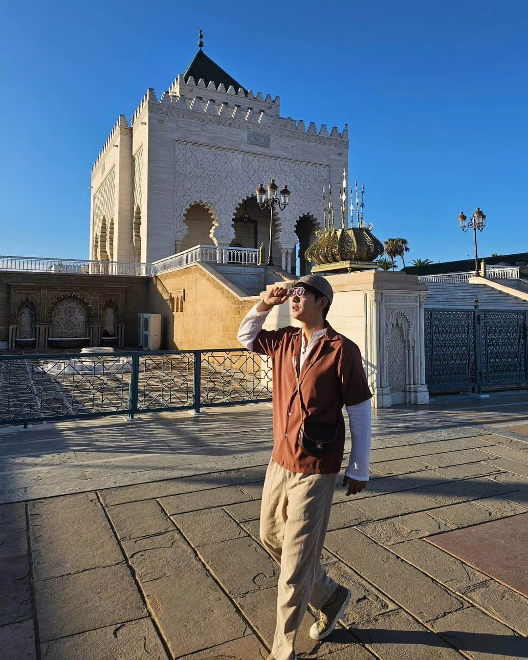 アイス・サランユーさんのインスタグラム写真 - (アイス・サランユーInstagram)「SunBathing🌞 @ Mausoleum of Mohammad V แดดเช้า สังเคราะห์ วิตตามิน D #rabat #morocco  #MausoleumofMohammadV #icesarunyuinmorocco  #icesarunyu #icesarunyuaroundtheworld」9月21日 18時22分 - icesarunyu