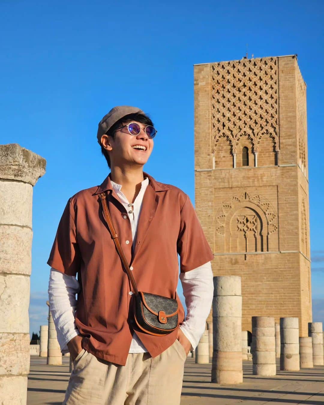 アイス・サランユーのインスタグラム：「SunBathing🌞 @ Mausoleum of Mohammad V แดดเช้า สังเคราะห์ วิตตามิน D #rabat #morocco  #MausoleumofMohammadV #icesarunyuinmorocco  #icesarunyu #icesarunyuaroundtheworld」