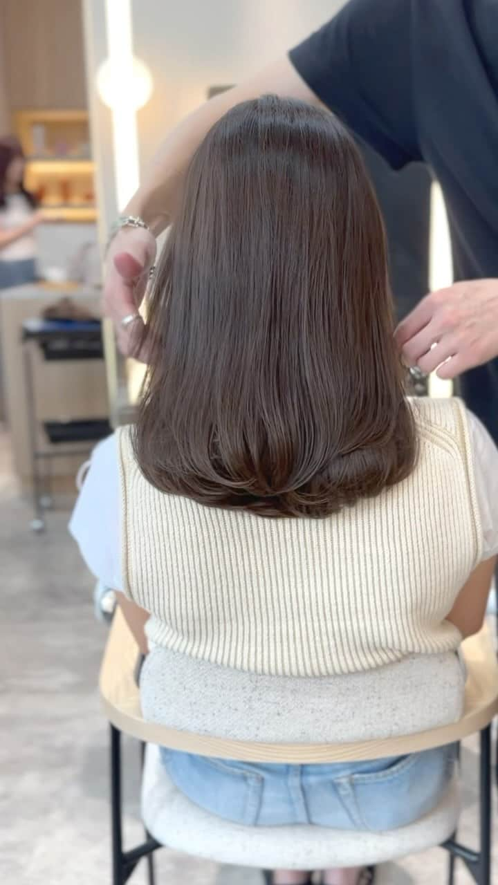 小西涼のインスタグラム：「艶髪こっくりのと！【グロスグレージュ】 お客様スタイル✂︎✂︎✂︎ ． ワンカールレイヤー×こっくりとグロスグレージュ✨ ワンカールスタイリングのフレアミディアム✂︎ 透明感・艶感の高いグレージュ✨ ブルー、モーブ、グレーの3つブレンドカラーになります✨  ポニーテールにしても可愛さアップ🙆‍♂️ ． #ベージュ #グレージュ #ミディアムレイヤー#レイヤーカット  #ワンカール」