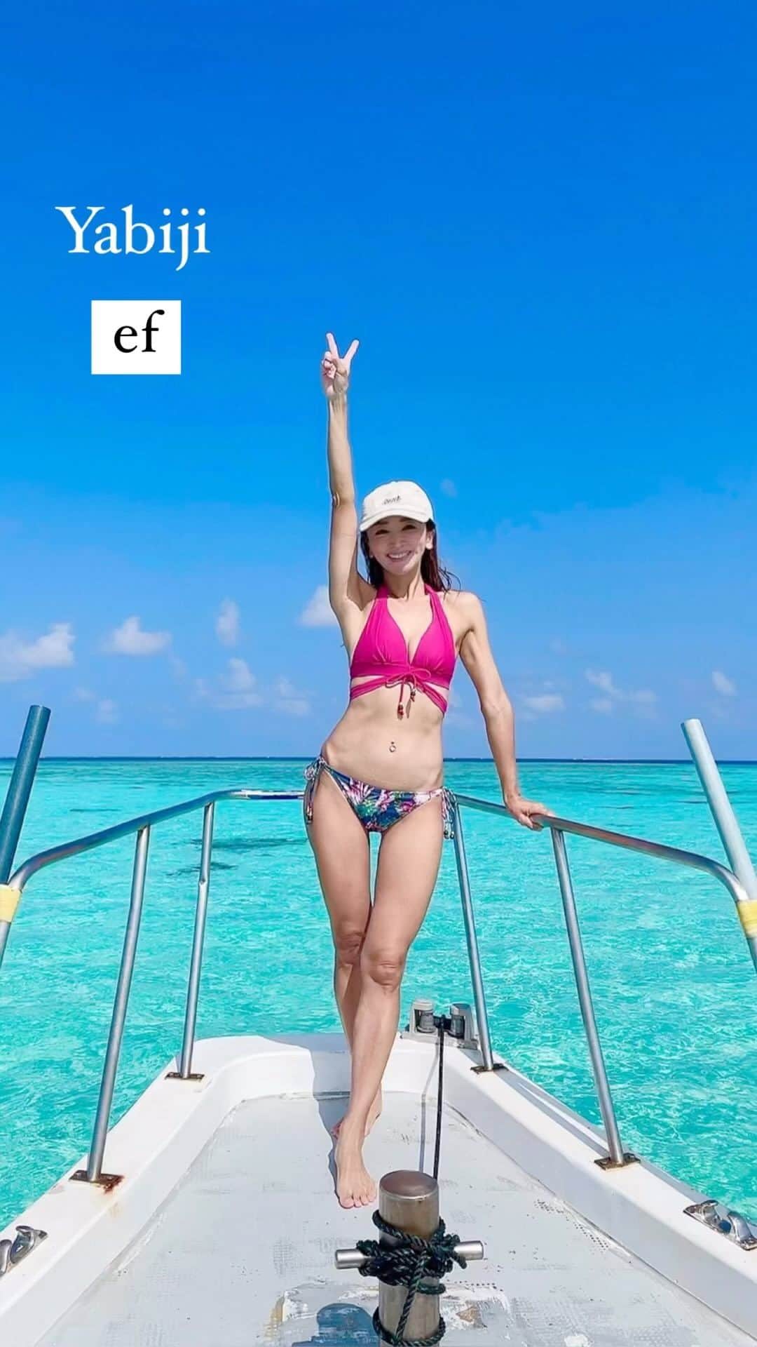 Akiのインスタグラム：「国の天然記念物にも指定され、海のお花畑と称される色とりどりの珊瑚礁が広がる日本最大級の珊瑚礁群〝八重干瀬”✨✨  八重干瀬に行く方法は船のツアーのみ⛴  シュノーケルやダイビング、遊覧船ツアーがありますが、おすすめは断然シュノーケリング🐠  なぜなら八重干瀬シュノーケル&スキンダイビングツアーは幻のポイント「ef (イフ)」に行けるから🤍  この360°ターコイズブルーの絶景を見るためにツアーに参加していると言っても過言ではありません😊  イフでは大潮の干潮だと足がつくから、動画のような海の真ん中で立ってフォトジェニックな写真も撮れます✨  @groovy_blue385 ならこんな素敵な映え写真をたくさん撮ってくれるよ🌈  いつも宮古島を訪れると利用させてもらっています🌿  #アラフィフ #アラフィフ女子#アラフィフライフ#アラフォー #アラフォー女子#アラフォーライフ#大人女子#ダイビング#スキンダイビング#八重干瀬 #宮古島#沖縄#旅行#旅行好き#旅行好きな人と繋がりたい#観光#旅好きな人と繋がりたい#旅#旅好き#旅行記#タビジョ」