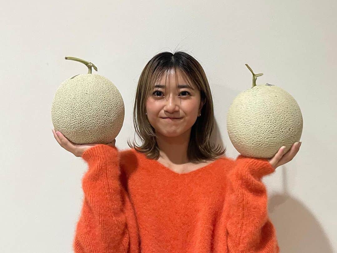 大久保美織さんのインスタグラム写真 - (大久保美織Instagram)「ฉันได้รับองุ่นและเมลอนใหญ่มากๆมาจากอิบารากิค่ะ! หวานมากและอร่อยมาก😋 I got these big grapes and melons from Ibaraki! It’s super sweet and very delicious😋 知り合いの方から、茨城県のこんなおっきなぶどうとメロンをいただきました！ びっくりするぐらい甘くてとっても美味しい😋 #BNK48 #MioriBNK48 #大久保美織 #Miichan #茨城 #いばらき大使」9月21日 18時26分 - miori.bnk48official