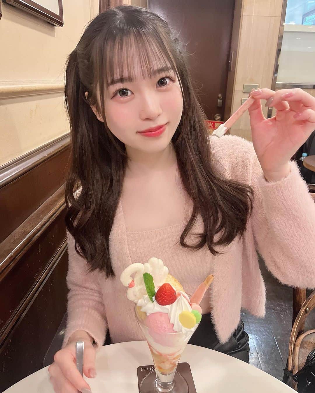 浅尾桃香のインスタグラム：「いいねしてくれたらあーんしてあげる ♡  #ootd #fyp #過去pic #アイドル #ハーフツイン #大阪 #カフェ #NMB48 #instagood #오오티디 #좋아요 #低身長コーデ」