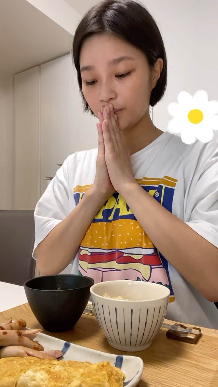のインスタグラム：「ニキビパッチつけたまま挑んだ撮影。  今回の朝ごはんは なすとネギの味噌汁 卵焼き たこさんウインナー🐙  ３１歳。私は料理できるんですよアピール始めます 来週もまた見てくれよな‼️  #SPAMTシャツ　#本当にこれで寝てる　#ネグリジェとか着たい　#起きたらお腹丸見えになるから無理　#朝ごはんが一番好き　#こう言うのでいい」