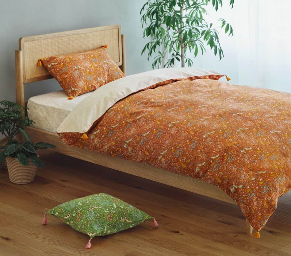 unicoのインスタグラム：「カラフルな花柄の寝具で、いつもの寝室を華やかに。  カラフルな色合いの草花や蝶を、インドの職人が手作業でプリントしたTITOL(ティトル)。 独特のかすれやにじみなど、ハンドメイドならではの味わいある風合いが魅力です。 四隅のタッセルもデザインのポイントに。  生地にはコットンを使用した、やわらかくさわりとした肌ざわりです。 キルトカバーは、ソファカバーやブランケットとしてもお使いいただけます。  カラーはホワイトとオレンジの2色展開。 エスニックテイストのデザインが、寝室を華やかに彩ってくれます。  【寝具/unico】 TITOL(ティトル) ピローケース ￥2,310～ (税込) 掛け布団カバー ￥8,910～ (税込) ボックスシーツ アイボリー ￥6,930～ (税込) ベッドリネンセット ￥18,150～ (税込) キルトカバー ￥9,900 (税込)  ----- ▼オンラインショップ・店舗情報は プロフィールのURLから！ @unico_fan ----- #unico_fan #ウニコ #unicoのある暮らし #インテリアショップ #寝具 #寝室インテリア #ベッドリネン #ピローケース #枕カバー #シーツ #ボックスシーツ #布団カバー #ベッドカバー #キルト #キルトのある暮らし #ブランケット #膝掛け #ひざかけ #マルチカバー #ソファカバー」