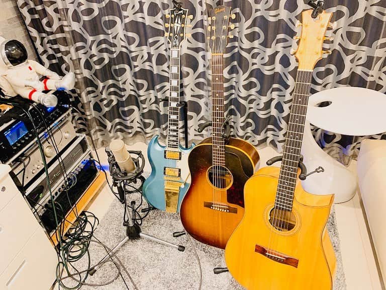 のインスタグラム：「こんばんは！  『感情直結型ギタリスト』西川進です！！  最近は、、、  自宅レコーディングが多いです、、、。  本日使った楽器、、、  左から、、、  Gibson SG Custom with Maestro Pelham Blue Gibson J45 Arimitsu Guitar　西川モデル、、、です。  今までは、、、  ライブでは「Arimitsu Guitar　西川モデル」  レコーディングは「Gibson J45」  なんとなくそんな感じで使い分けてきましたが、、、  今回は「Arimitsu Guitar　西川モデル」をレコーディングで使ってみました、、、。  、、、めちゃくちゃ良い、、、。  今年の3月に色々リニューアルしていただいて、、、 https://ameblo.jp/nishikawasusumu/entry-12795991625.html  更に弾きやすく、、、更に音も良くなりました、、、。  有満さんに感謝です、、、。  今日と明日がみなさまにとって素敵な一日となりますように、、、。  #ミルベストショット #柴犬　#豆柴  ＿＿＿＿＿＿＿＿＿＿＿＿＿＿＿＿＿＿＿＿＿ ＿＿＿＿＿＿＿＿＿＿＿＿＿＿＿＿＿＿＿＿＿  株式会社 Emö SensatioNは、 ベーシスト、キーボーディストを急募します！！  応募はこちらから！！  https://emosensation.com/wanted/  #ミル #愛犬　#白豆柴 #白い豆柴   #sayuras　#サユラス　#西川進　#ギター #ギタリスト　#guitarist #サウンドプロデュース #スマッシュルーム　#SmashRoom #サポートミュージシャン  #レコーディング　#ソロ　#EmöSensatioN　#エモセンセイション　  #ギター教室 #音楽教室 #レッスン #スクール #エモスク  #演奏　#楽器　#音楽」