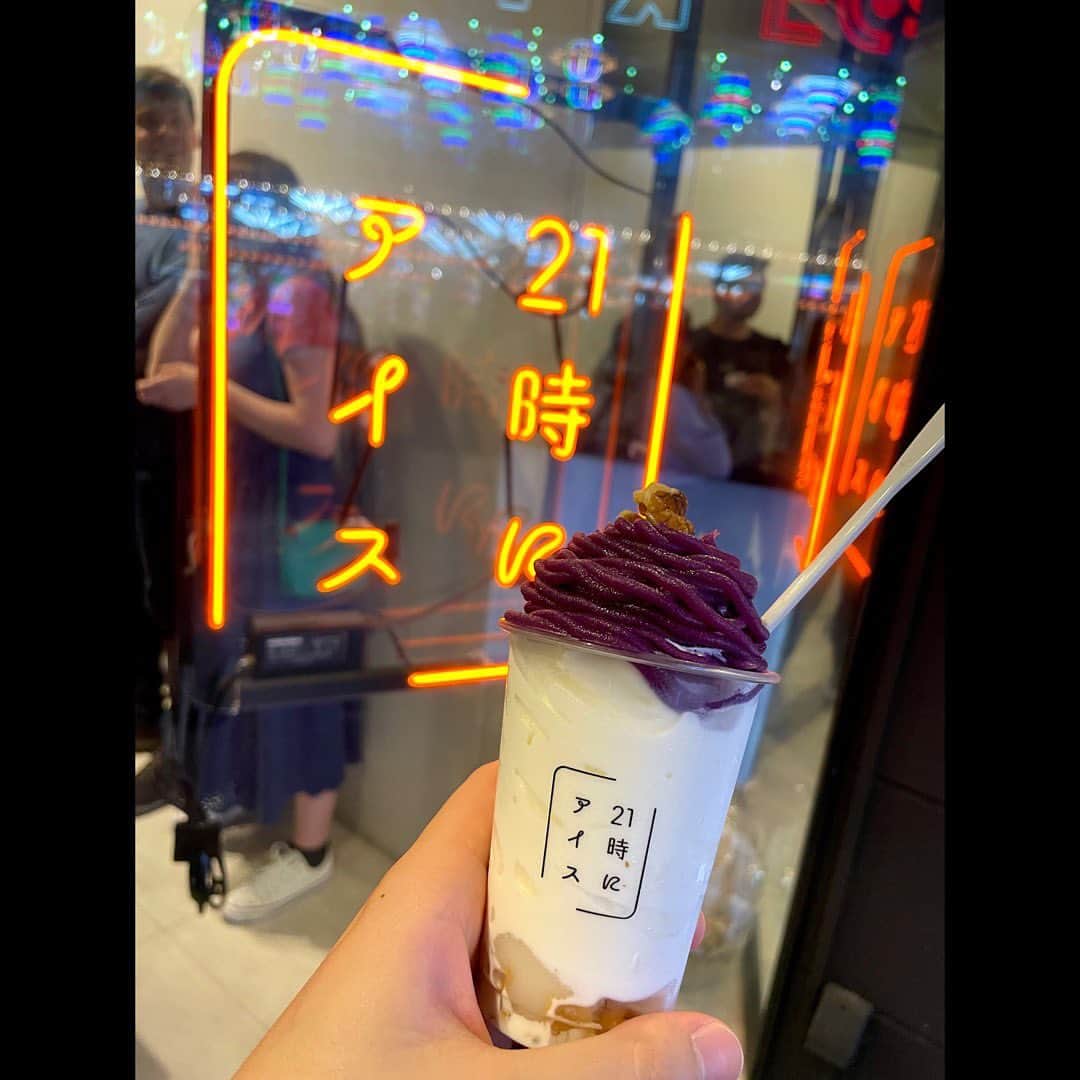 中村歌之助さんのインスタグラム写真 - (中村歌之助Instagram)「・ 京都に来てから 「21時にアイス」にハマってます！  個性的な店名なので 前からすごく気になっていました。  夜ご飯後だとお腹いっぱいで 食べられないかなと思ってしまいますが サイズ感もちょうどよくて ついつい通っちゃってます🤣  種類も20種類以上あって トッピングも出来るので 自分好みのソフトクリームが食べられます。  ちなみに僕はどんな種類を頼んでも 白玉が好きなので、必ず３つトッピングします！  🍨この日は紫芋モンブランでした🍨  16時から24時までやっているので 皆さんも是非行ってみて下さい！  さて、南座『新・水滸伝』も 残すところあと3日5公演です。 満員御礼の日もあり、ご観劇いただいた皆様には 感謝の気持ちでいっぱいです。  残りも全員で走り抜けられるよう 一所懸命勤めますので、まだご観劇出ない方は 是非南座まで足をお運びいただければ幸いです。  🙇‍♂️宜しくお願い致します🙇‍♂️  #中村歌之助 #歌舞伎役者 #歌舞伎 #21時にアイス　　 #アイス #ソフトクリーム #スイーツ #パフェ #京都 #南座 #九月花形歌舞伎 #三代猿之助四十八撰 #新水滸伝 #張進」9月21日 18時29分 - utanosuke.official