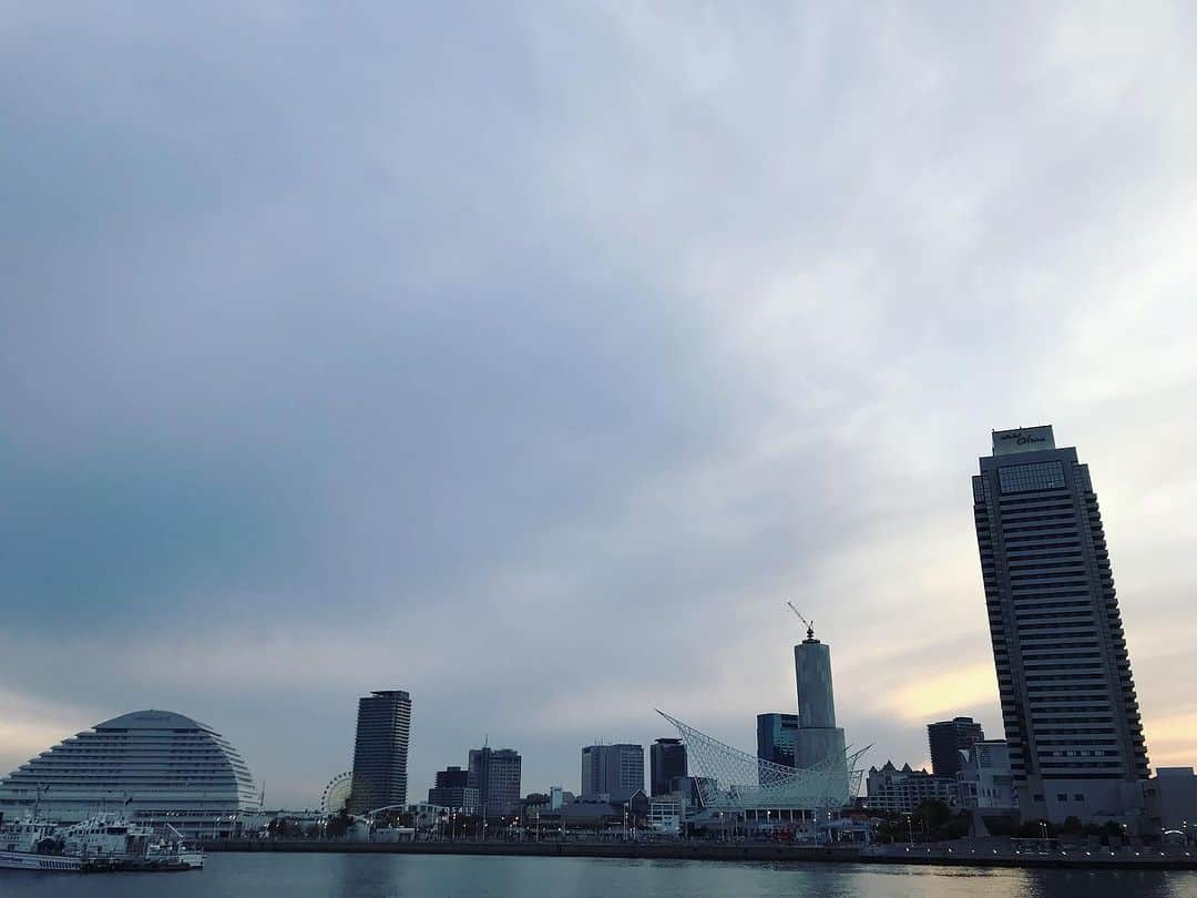 岩田亜矢那のインスタグラム：「日差しのお話から本日は曇り空へ☁️  秋の空は変わりやすいとよく聞きますね  では曇り空にはどんな影響があるのか… 気になるのはやはり紫外線  基本、晴れの日より紫外線量は少なくなる と言われますが、雲の合間から差す光などが 雲の反射を通して地上に到達する場合 晴れの日より紫外線量が多くなる可能性が あるとのこと⛅️  もちろん私達にその量は見えないので より注意しておいた方が良作というお話  ただ 準備する事に毎回ストレスを感じるくらいなら できる範囲でストレスを感じない準備くらいが しんどくならないし 私は納得できるかなと思いますね💦  アレも！コレも！ソレも！ と、しんどくなり過ぎないよう イイ息抜きをしてみませんか？💆‍♀️  ☆プルメリアメニュー☆  🌸  ドライヘッドスパ  ドライヘッド30分 ￥5,940  ドライヘッド45分 ￥7,700  🌸  ホットストーンマッサージ ホットストーン30分 ￥7,150 ホットストーン45分 ￥8,250  🌸  小顔矯正 (リフトアップ) 小顔 30分 ￥4,400 小顔 45分 ￥6,600 小顔 60分 ￥ 8,800  🌸  夢見ここち  50分 ￥11,000  🌸  ネトラバスティ(眼の温泉) ￥5,500  🌸  美肌トリートメント  美肌 45分 ￥8,030 美肌45分+夢見ここち ￥ 19,030 美肌 45分+ドライヘッド30 ￥13,970 美肌45分+ドライヘッドのみ (延長15分) ￥10,010  🌸 オプション ネイルケア ￥1,980 フェイスパック ¥ 1,980 アイパック ¥ 1,980 ハンドマッサージ ¥ 1,980 延長１５分 ¥ 1,980  美顔スチーマー追加 ¥ 1,100 ホットストーン追加 ¥ 1,100 ヘッドスパジェル追加 ¥ 1,100 プルメリアオイルへ変更 ¥ 1,100  ※オプションのみの施術はできません  プルメリアご予約は ☆当サロン、インスタのメッセージ @plumeria_lalasweet ☆Google ☆みなと温泉蓮へ電話にてプルメリア予約 （スタッフへの個別メッセージはご遠慮ください）  �Plumeria  神戸みなと温泉 蓮 Plumeria 〒650-0041 兵庫県神戸市中央区新港町１−１ 0783817000  #KOBE #KOBEMINATOONSENREN #PORTOFKOBE#fyp#siteseen #神戸みなと温泉#神戸日帰り温泉#関西温泉 #兵庫温泉#みなと温泉蓮#神戸温泉#神戸市 #神戸ホテル#神戸ヘッドスパ#神戸スパ #神戸旅行#神戸おすすめ#おすすめにのりたい#神戸デート #ラスイート#lalasweet#ララスイート #atoa#アトア#coolbeauty#headspa#プルメリア#고베관광#고베당일치기#고베온천」