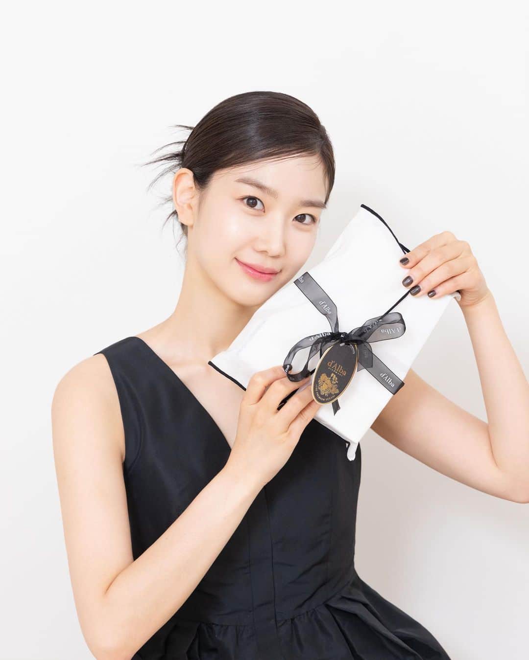 チャン・ヒリョンのインスタグラム：「#광고 #dalba  달바에서 추석을 맞이하여 프리미엄 비건 3종 기프트 세트가  카카오톡선물하기에 출시 되었어요!  애정템 달바와 함께하는 스킨케어 루틴 알려드립니다.  먼저 비건 미스트 세럼으로 자연스러운 윤기 광채 피부를 만들어주고,  비건 더블 세럼으로 수분과 보습을 동시에 잡아줍니다.  마지막으로는 세럼과 크림의 믹스가 원하는 대로 가능한  비건 더블 크림으로 마무리해주세요.   어워드 7관왕을 수상한 비건 더블 크림은 사계절 사용이 가능해서 특히 제 원픽이랍니다!  지금 바로 카카오톡 선물하기에서 만나보세요.  #달바 #달바더블크림」