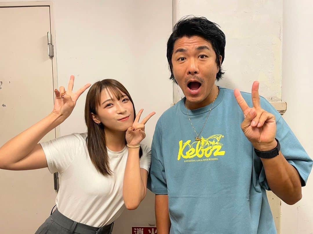 二瓶有加のインスタグラム：「この前たまたまトータルテンボスさんとお会いしたんだー✌️💓  大村さんはお仕事中だったため、 藤田さんとツーショット撮っていただきました！♡  イメチェンされてて、びっくりー！！！ お似合いです😎⭐︎  いつお会いしても優しいお二方です☺️  #トータルテンボス　さん #藤田憲右　さん #BSよしもと #チャリロトよしもと」