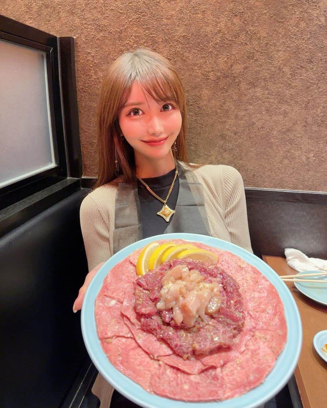 MAYUさんのインスタグラム写真 - (MAYUInstagram)「. 下町感のある写真でこんばんは🌇❤️ . このまえの静龍苑🥩✨ やっぱりここのお肉は美味し〜〜！🤤 松坂牛のチャンピオン牛のお肉も 有り難く頂いたよ🥹🙏✨ . 気の使わない友達たちと居ると ついつい一緒に乾杯したくなっちゃって あっという間に真っ赤っか😳🥂 . . #静龍苑#焼肉#タン#松坂牛#チャンピオン牛#清澄白河#東京#東京焼肉#ootd#fashion#fashionstyle#tokyo#japan#yakiniku#matsuzakabeef#beef#seiryuen」9月21日 18時40分 - mayu.kina_golf