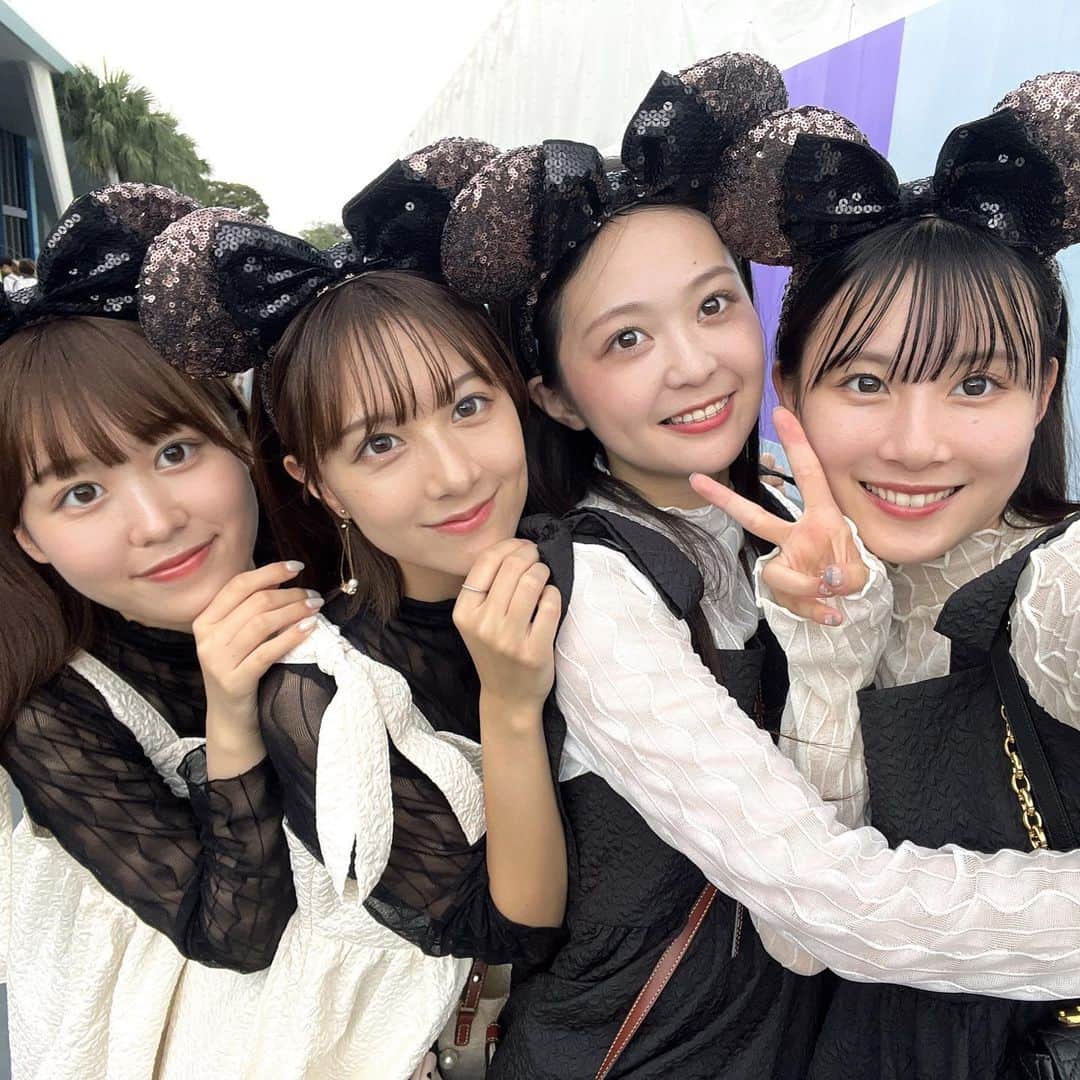 友恵温香のインスタグラム：「みんなとのやつ🫶 洋服LINEで決めてる時からずっと楽しかった！！😂そして可愛い。  他のフジコちゃんたちともお出かけしたいです🤤   #ディズニー  #ディズニーランド  #ディズニーシー  #双子コーデ  #お揃いコーデ  #モノトーンコーデ」