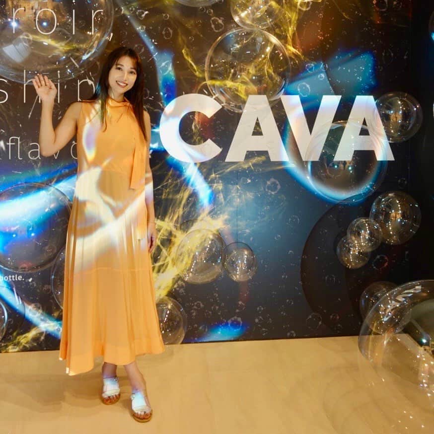 広瀬未花のインスタグラム：「スペイン大使館で開催された、 スペインD.O.CAVAのレセプションパーティにご招待頂きました🥂 @cava.do   9月21日(木)〜10月5日(木)まで平日限定で、 スペイン産スパークリングワインCAVAの世界観を体験できる、初の展覧会 【CAVA DISCOVERY MUSEUM】が 駐日スペイン大使館で開催されます！  皆さん、CAVAは飲んだことありますか？  スペインを代表するお酒「CAVAカバ」は、伝統製法に則ってつくられた、スペイン産の高品質なスパークリングワインのこと。 その品質は、スペイン農業水産食糧省から分権化された機関により、生産から販売まで厳正に品質管理されているそうです😊  収穫されたブドウは、伝統的製法瓶内二次発酵によりボトルの中で最低9か月間熟成されています。 キメ細やかな泡が楽しめます！  CAVA DISCOVERY MUSEUMでは、D.O.CAVAの伝統と歴史、製法なども詳しく知ることができますよ！  実際にいくつかの種類を試飲させて頂きましたが、スッキリとした辛口で酸味も穏やかなものが多かったです！ ピンチョスとの相性はもちろん、お寿司などの和食とも一緒に楽しめそうです🍣 ホタテのお寿司とも相性バッチリで美味しかったです😊 こちらの展覧会では各開館日、来場先着50名様に CAVAの試飲もしているそうです🥂 この機会に是非、行ってみて下さいね✨  D.O.CAVA広報ディレクターの パトリシアさんと記念にお写真撮って頂きました♪ Gracias✨  【CAVA DISCOVERY MUSEUM】 会期: 2023年9月21(木)〜10月5日(木) ※平日のみ 会場: 駐日スペイン大使館　地下展示室 (港区六本木1-3-29)  #PR #cavaweek #cavadiscoveryweek #cavamuseum #cavadiscoverymuseum」