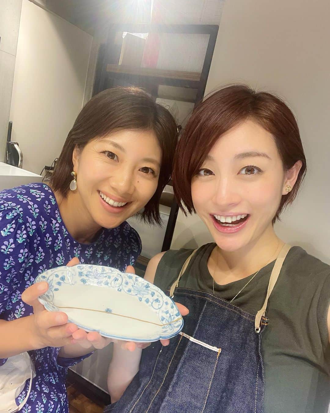 のインスタグラム：「完成の日は潮田さんと一緒でした( ^ω^ ) 金継ぎ5回目☆乾燥されたお皿に残った金粉を優しく洗い流し、ラインをはみ出した部分をカッターでカリカリして仕上げ! これでもう使えるそうですが、しばらく置いておいた方が定着するようなので当面飾っておきます〜(o^^o)笑  さて今回は、放置していたレンゲたちの作業を進めます! 前回、麦漆でくっつけたので、そこの範囲をルーターで削ってマットに。 生漆を綿棒でうすく塗って、ティッシュの綺麗なところで拭いて、拭いて、取れなくなるまで繰り返す。 麦漆を塗り、切った布を巻く… やっぱり瞬きも呼吸も忘れがちになって、うわー！となるときがありますね(*ﾟ▽ﾟ*)笑  それにしても、布を入れ込んでしまうなんて大胆なやり方ですね( ・∇・) このまま1週間は乾燥させますーーー☆  #金継ぎ #新井恵理那 #centforce」