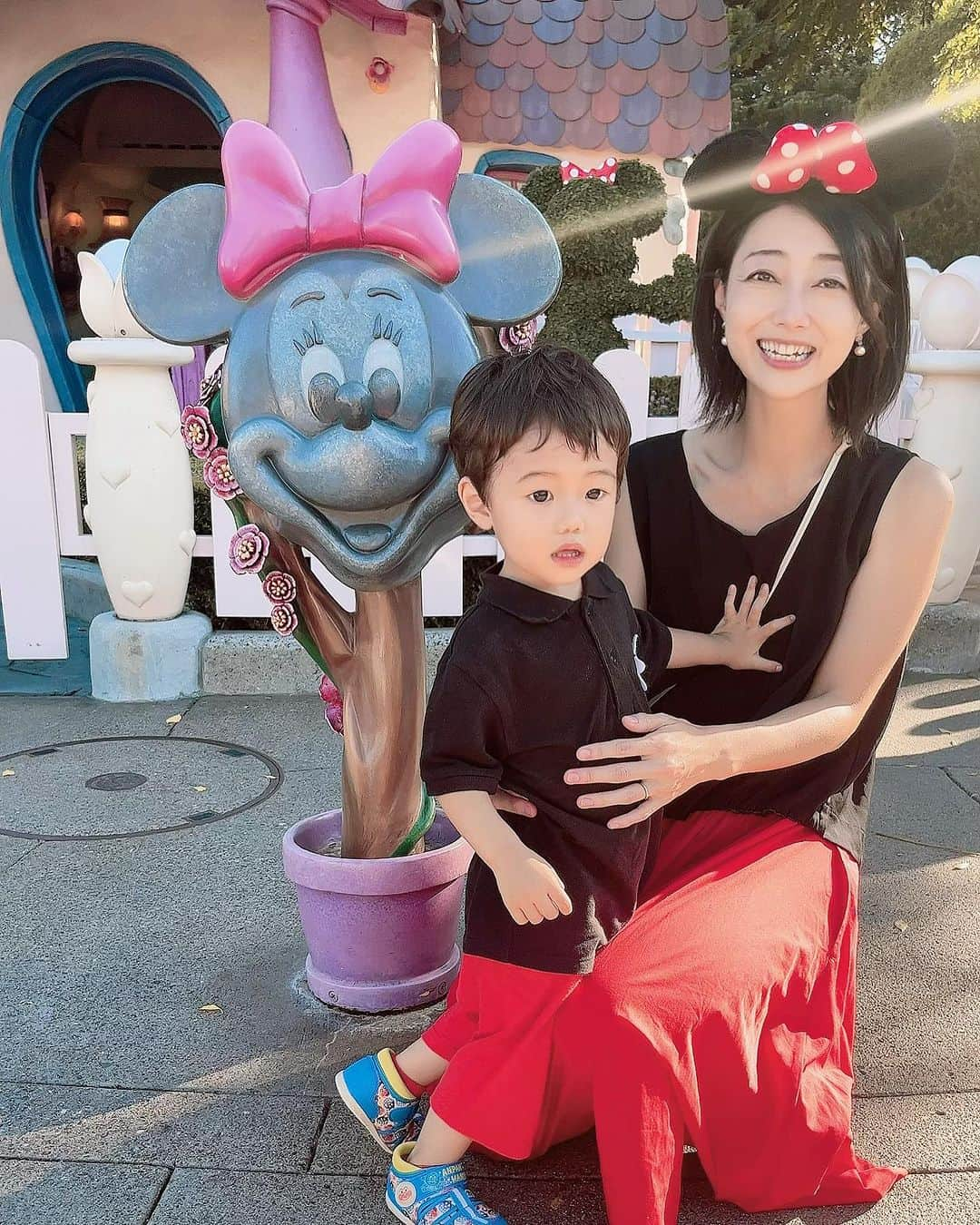 大湯みほさんのインスタグラム写真 - (大湯みほInstagram)「……… Disney 親子コーデ🎀✨🏰✨  🚗✨TOON TOWN✨🏠🎀は、どこも映えスポットなので、張り切ってしまいました‼︎  （暑さに負け、ほぼ耳は付けずにハットでしたが。笑）  顔は不安気ですが、めちゃくちゃ楽しんでる瞬間です😂  また少しずつ、アップさせて頂きますね〜✨」9月21日 18時35分 - nukazukemiho0320