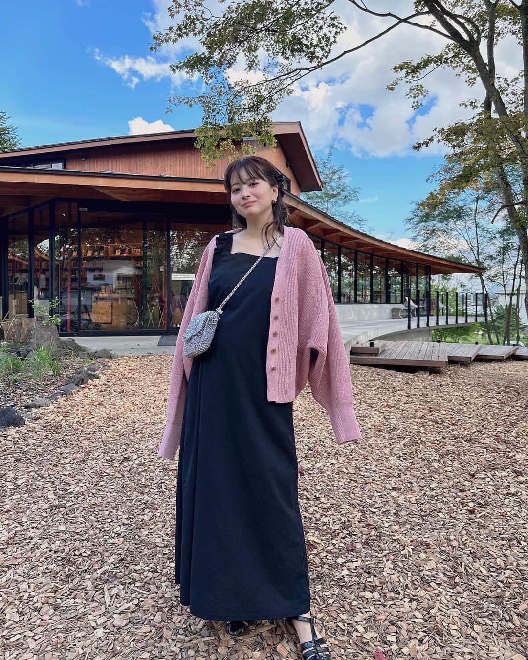 のインスタグラム：「. 頭についてるミニリボンバレッタ ネットで200円くらいで買ったら ちょっと大きかった🎀  軽井沢書店というスポットが 新しくできててワクワクして行ったら おやすみだった🥲  次回帰った時リベンジだね。 中にカフェもあって 少し休憩したい時に良さそうだったヨ〜💭」