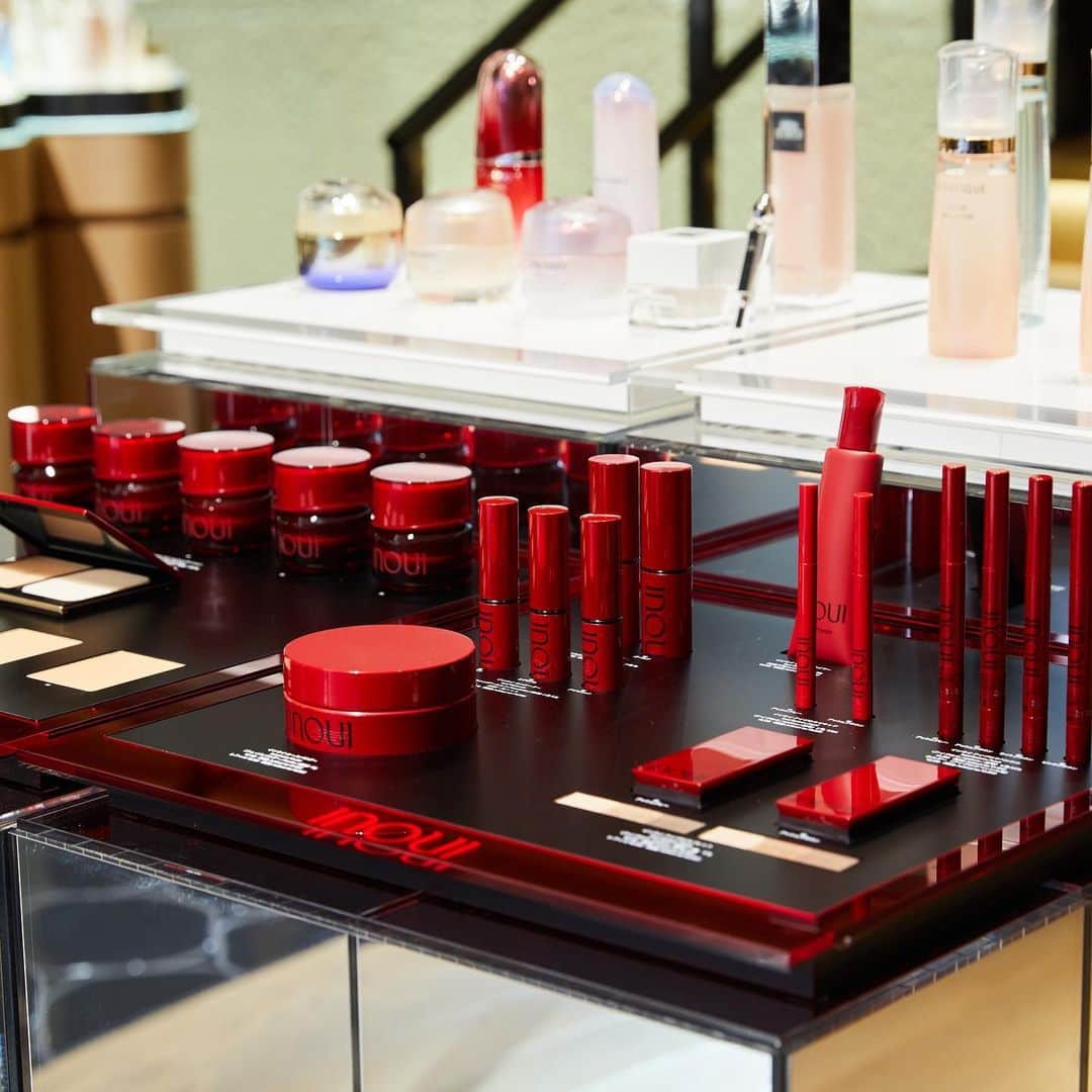 SHISEIDO THE GINZAのインスタグラム：「【インウイでこのうえない自分美を】  インウイは、自分が生まれ持つものを活かしてこのうえない自分美をつくるメイクブランド。 自分の生まれ持つものを活かして自分美をつくる基盤を形成するアイテムとしてベースメイクとアイブロウ（全31品）を2023年9月21日に発売しました。  「inoui iD 分析」「顔の骨格やパーツの 3D解析」×「資生堂独自の顔立ち分析」×「パーソナルカラー分析」を融合したインウイのオリジナルコンテンツをもとに、皆さまの魅力のポイントやニーズを伺いながら、おすすめのアイテムをご紹介いたします。ぜひ、当店でご体感ください！  #資生堂 #SHISEIDO #ギンザ #SHISEIDOTHESTORE #INOUI #インウイ #このうえない自分美へ #新作コスメ#2023秋コスメ #ファンデーション」