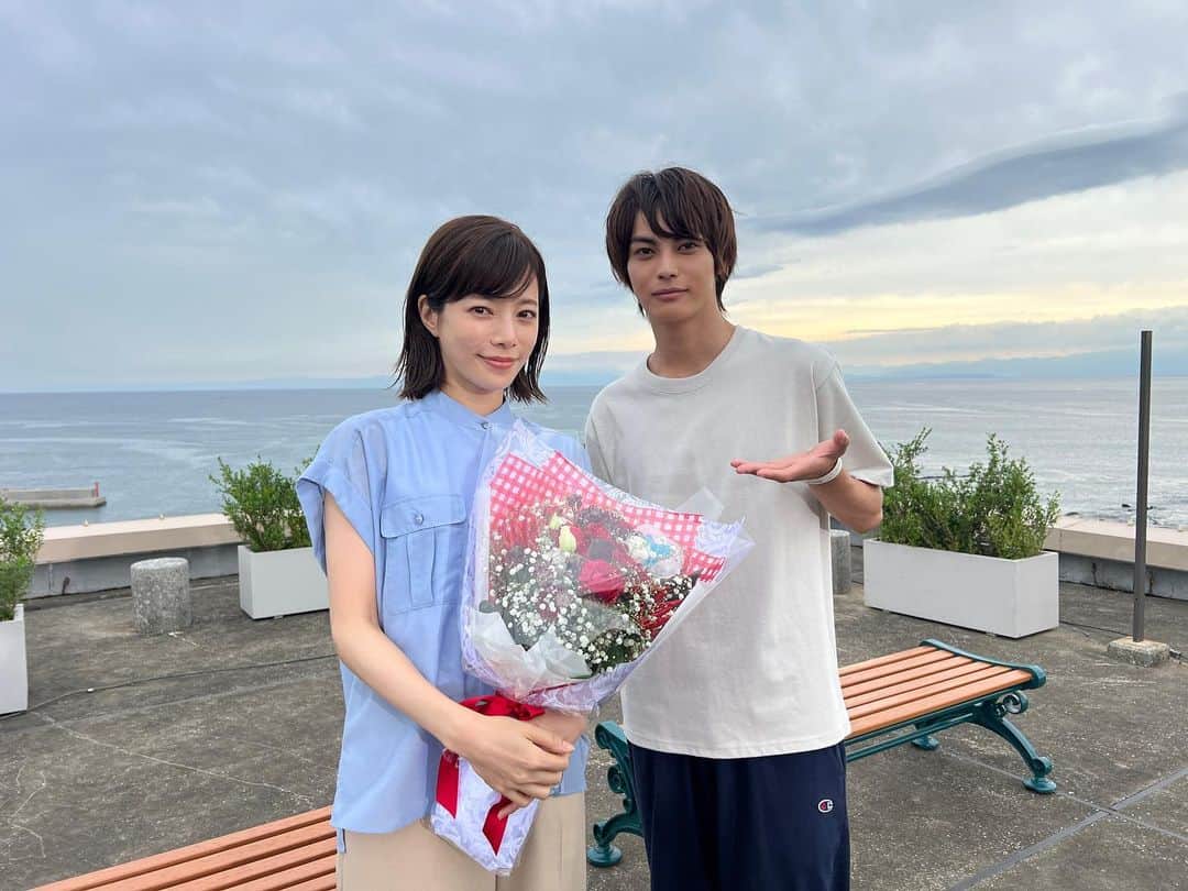 のインスタグラム：「. ／ #真夏のシンデレラ クランクアップ💐 ＼  長谷川佳奈役 #桜井ユキ さん📸 4か月ありがとうございました‼️  神尾さんとツーショット いただきました💡 クランクインでもお二人にお写真頂きましたが その頃よりは緊張していないかな😁！  最終回はTVerにて見逃し配信中🐳🫧 ぜひ何度でもお楽しみください！ https://tver.jp/episodes/eph3efzocl  FODでは全話配信✨ アフターパーティーも🎉 https://fod.fujitv.co.jp/title/g9nx/g9nx110032/  #森七菜 #間宮祥太朗 #神尾楓珠 #吉川愛 #萩原利久 #白濱亜嵐 #仁村紗和 #水上恒司 #フジテレビ」