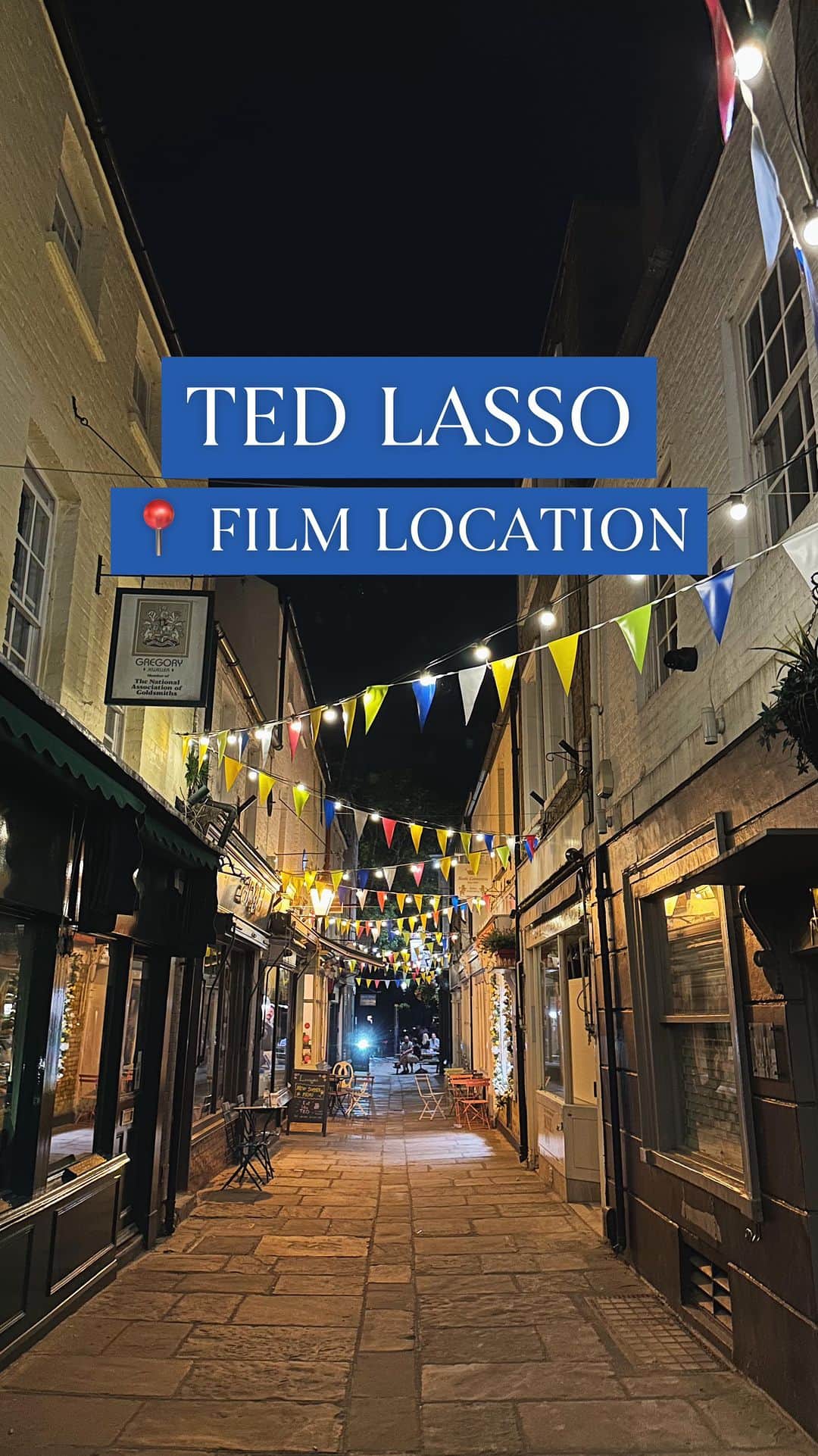 @LONDON | TAG #THISISLONDONのインスタグラム：「📍 Film Location. Ever visited the set of #TedLasso in #Richmond? 🙌🏼 Find Ted Lasso’s Flat – 9½ Paved Court, in on of Richmond’s quintessential alleyways. In reality it was shot at No.11. You can find Ted’s famous shortbread cookies on sale, along with memorabilia. Just don’t expect to find Ted inside… the real flat was shot at West London film studios. You can grab a pint 🍺 at the Prince’s Head Pub which was The Crown & Anchor in the series. Very cool! We’ll leave you with a few thoughts from the man himself…  “Little tip for y’all. Fries are called chips. Chips are called crisps. And bangers aren’t great songs, but they do make you feel like dancing because they’re so darn tasty.” – Ted Lasso 😆  🎥 @MrLondon  ___________________________________________  #thisislondon #lovelondon #london #londra #londonlife #londres #uk #visitlondon #british #🇬🇧 #whattodoinlondon #londonreviewed」