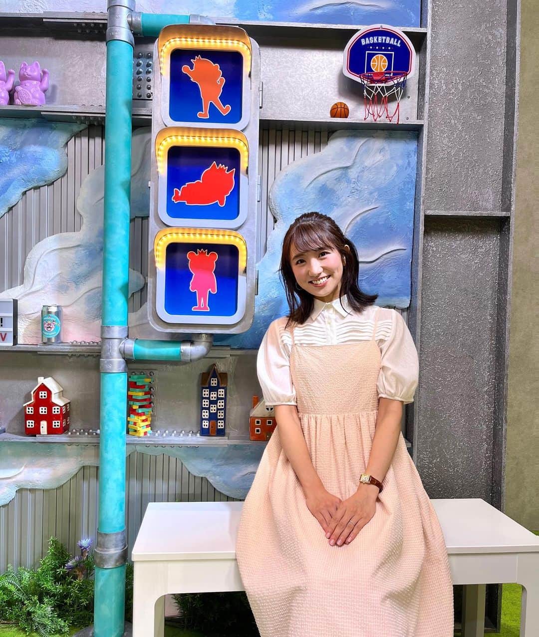松村未央のインスタグラム：「🚥 今日は座ってみました〜🐒 どこで写真を撮っても可愛いスタジオです✨  衣装はピンクのキャミワンピ。 髪の毛はハーフアップお団子にしてもらいました♡ 全体的に甘めでした🎀  私服は甘め<モード•カジュアルな格好が多いので ラブリーな衣装はなんか恥ずかしかったです🙊  #スタジオセット #ぽかぽか #衣装 #キャミワンピ」