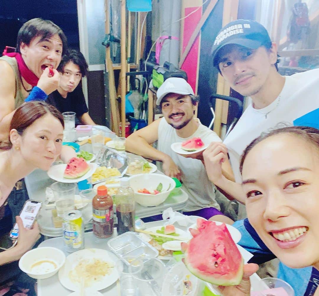 内田滋のインスタグラム：「そういえば、 同い年のメンバーが揃って、たまにご飯行ったり、旅行したりしてるのですが、夏の始まりにBBQをしたんですね。  そしたら、いきなり水鉄砲でビショビショにされて、 「これに着替えろ」と言われたのが、【KANGEKI XR】の手作りTシャツ。  落書きだらけのTシャツで、それでも嬉しかったけど、最終的にはしっかり作ったTシャツまで出てきました。  事前に計画してくれたそう。  ありがたい、、、  という事で、昨日のある公式の場に、着ていきました。  ザ・スタートアップって感じで新鮮！  みんな、ありがとうね。」