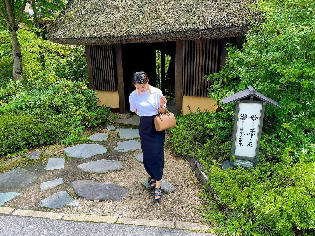 山崎桃子のインスタグラム：「風呂日記♨️旅行編  “湯宿　季の庭”  群馬県吾妻郡草津町大字草津字白根464-214  毎年、草津に行ってて ずっと行ってみたかった宿♨️ 全室露天風呂付客室 ご飯もサービスも最高でした。大浴場の温泉もいっぱい サウナも岩盤浴もあり 貸切風呂もあって 全部は入りきれない🌿 設備が充実してるから 本当に満足度高かった！  目の前には森林が広がってて 整いスペースもあって 一晩中温泉堪能出来て最高！  これはまた行きたい宿です  #風呂日記  #旅行編  #温泉旅行  #季の庭  #草津温泉  #高評価」