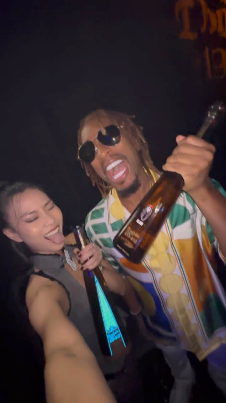 ソニアのインスタグラム：「Never thought I’d say this but @liljon joined us for a drink over the F1 weekend 😎   With @donjuliotequila , you know it’s gonna be only the top experiences 🔥 #dj1942  #redefiningcelebrations」