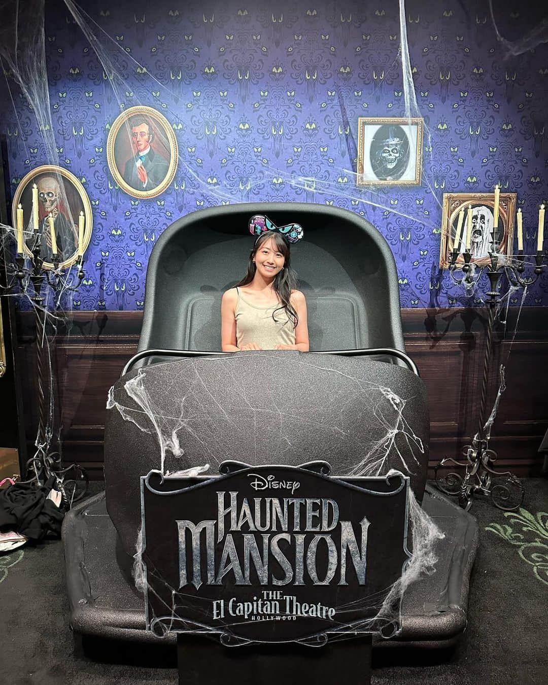 関根ささらさんのインスタグラム写真 - (関根ささらInstagram)「Haunted Mansion……👻🖤 LA滞在期間中の7/28に米公開された #ホーンテッドマンション 🎥  せっかくロサンゼルスにいるんだから行くしかない！！！と、公開初日にディズニー作品専門の映画館「#Elcaptaintheater」で見てきました🥹🖤⭐️念願の！！！念願すぎる！！！ #エルキャプテンシアター ！！！👏💫 . . . . このシアターは #ハリウッド にあるのですが、この建物の隣には #ディズニーストア もあって、ショーウィンドウも #ホンテ 仕様でした🖤🔮  映画館の入場時には限定のラバーキーホルダーが貰えて、シアター内はフォトブースもたくさん！！！フードなどの注文カウンターもホンテ仕様になって蜘蛛の巣が張ってたり🕸️、アトラクションの乗り物が展示されてたり🫣🖤、地下に行くと映画で実際に使われたプロップの展示がありました🥹🥹🖤しかも撮影OK！！！なんて太っ腹🥹🥹  そしてシアター内に入るとアトラクションさながらの装飾がされているのはもちろん、ステージ上で生演奏されていて色んなディズニーソングを奏でてゲストをお出迎え🥹🥹🕸️もう始まる前から感動で泣いてた、、、凄すぎるエルキャプテンシアター！！！ . . . . 映画鑑賞チケットは普通の映画館よりも割高の$26くらい(?)なのですが、そんなもん余裕で元が取れるくらい豪華でした🥹🥹最高すぎた🥹🥹👏ディズニー好きの皆様、#ハリウッド観光 する際はぜひ🫶🌈 . . . . #スーベニア 大好きマンなので、劇場限定のポップコーンバケットを購入しました🍿また絶対行きたい映画館！！！🎥 . . . . #disney #hauntedmansion #movielovers #hollywood #losangeles #losangelestravel #la #LA旅行 #ロサンゼルス#ロサンゼルス旅行 #ロサンゼルス生活 #ロサンゼルス留学 #ディズニー #ディズニー好き #映画 #映画好き #hollywoodmovies」9月21日 18時44分 - sasarasekine