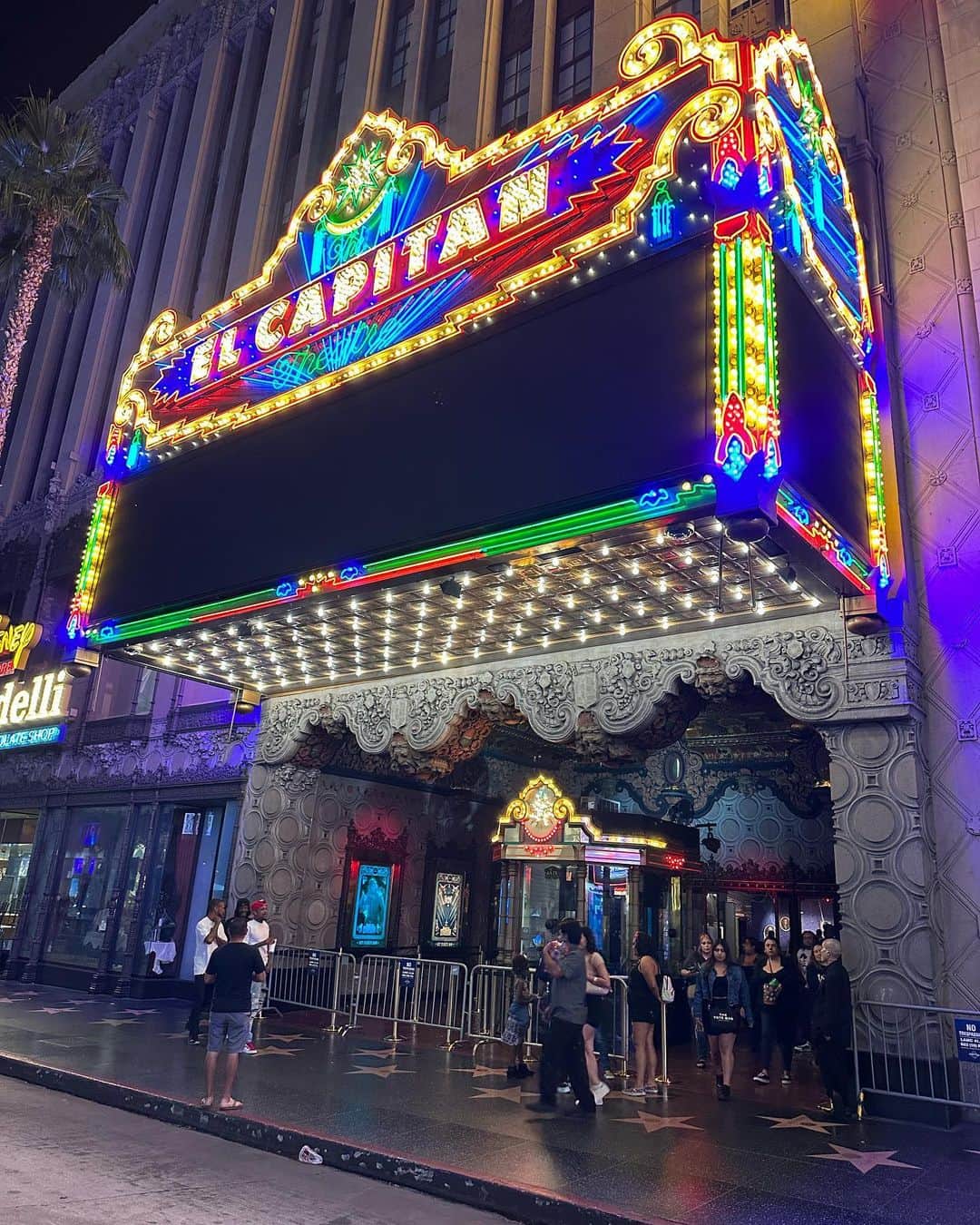 関根ささらさんのインスタグラム写真 - (関根ささらInstagram)「Haunted Mansion……👻🖤 LA滞在期間中の7/28に米公開された #ホーンテッドマンション 🎥  せっかくロサンゼルスにいるんだから行くしかない！！！と、公開初日にディズニー作品専門の映画館「#Elcaptaintheater」で見てきました🥹🖤⭐️念願の！！！念願すぎる！！！ #エルキャプテンシアター ！！！👏💫 . . . . このシアターは #ハリウッド にあるのですが、この建物の隣には #ディズニーストア もあって、ショーウィンドウも #ホンテ 仕様でした🖤🔮  映画館の入場時には限定のラバーキーホルダーが貰えて、シアター内はフォトブースもたくさん！！！フードなどの注文カウンターもホンテ仕様になって蜘蛛の巣が張ってたり🕸️、アトラクションの乗り物が展示されてたり🫣🖤、地下に行くと映画で実際に使われたプロップの展示がありました🥹🥹🖤しかも撮影OK！！！なんて太っ腹🥹🥹  そしてシアター内に入るとアトラクションさながらの装飾がされているのはもちろん、ステージ上で生演奏されていて色んなディズニーソングを奏でてゲストをお出迎え🥹🥹🕸️もう始まる前から感動で泣いてた、、、凄すぎるエルキャプテンシアター！！！ . . . . 映画鑑賞チケットは普通の映画館よりも割高の$26くらい(?)なのですが、そんなもん余裕で元が取れるくらい豪華でした🥹🥹最高すぎた🥹🥹👏ディズニー好きの皆様、#ハリウッド観光 する際はぜひ🫶🌈 . . . . #スーベニア 大好きマンなので、劇場限定のポップコーンバケットを購入しました🍿また絶対行きたい映画館！！！🎥 . . . . #disney #hauntedmansion #movielovers #hollywood #losangeles #losangelestravel #la #LA旅行 #ロサンゼルス#ロサンゼルス旅行 #ロサンゼルス生活 #ロサンゼルス留学 #ディズニー #ディズニー好き #映画 #映画好き #hollywoodmovies」9月21日 18時44分 - sasarasekine