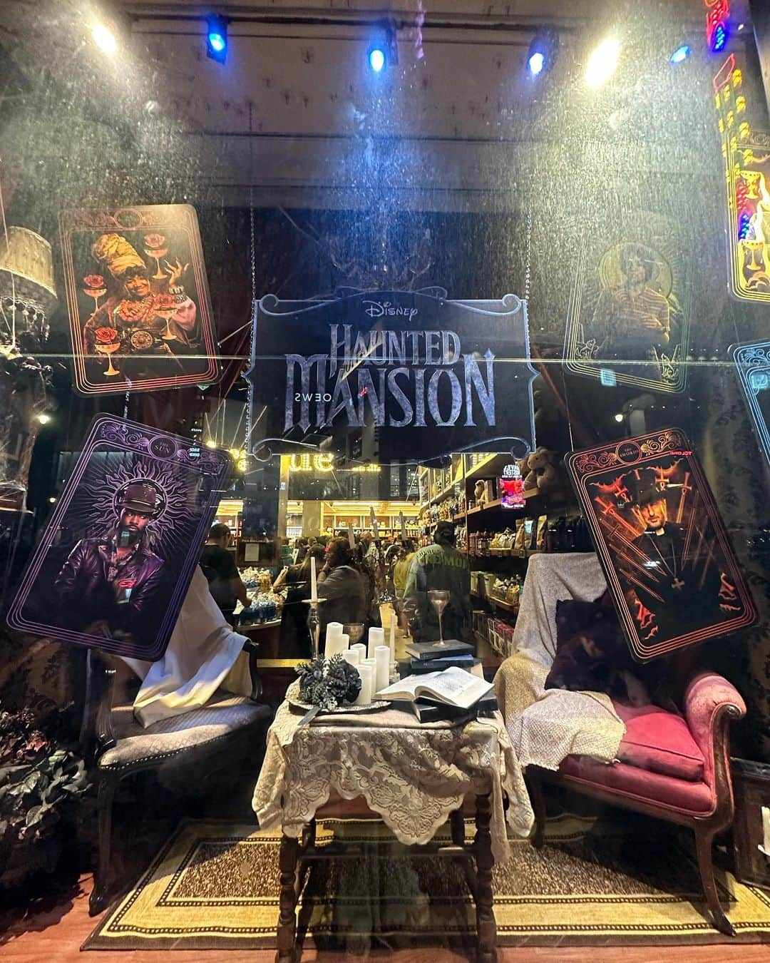 関根ささらさんのインスタグラム写真 - (関根ささらInstagram)「Haunted Mansion……👻🖤 LA滞在期間中の7/28に米公開された #ホーンテッドマンション 🎥  せっかくロサンゼルスにいるんだから行くしかない！！！と、公開初日にディズニー作品専門の映画館「#Elcaptaintheater」で見てきました🥹🖤⭐️念願の！！！念願すぎる！！！ #エルキャプテンシアター ！！！👏💫 . . . . このシアターは #ハリウッド にあるのですが、この建物の隣には #ディズニーストア もあって、ショーウィンドウも #ホンテ 仕様でした🖤🔮  映画館の入場時には限定のラバーキーホルダーが貰えて、シアター内はフォトブースもたくさん！！！フードなどの注文カウンターもホンテ仕様になって蜘蛛の巣が張ってたり🕸️、アトラクションの乗り物が展示されてたり🫣🖤、地下に行くと映画で実際に使われたプロップの展示がありました🥹🥹🖤しかも撮影OK！！！なんて太っ腹🥹🥹  そしてシアター内に入るとアトラクションさながらの装飾がされているのはもちろん、ステージ上で生演奏されていて色んなディズニーソングを奏でてゲストをお出迎え🥹🥹🕸️もう始まる前から感動で泣いてた、、、凄すぎるエルキャプテンシアター！！！ . . . . 映画鑑賞チケットは普通の映画館よりも割高の$26くらい(?)なのですが、そんなもん余裕で元が取れるくらい豪華でした🥹🥹最高すぎた🥹🥹👏ディズニー好きの皆様、#ハリウッド観光 する際はぜひ🫶🌈 . . . . #スーベニア 大好きマンなので、劇場限定のポップコーンバケットを購入しました🍿また絶対行きたい映画館！！！🎥 . . . . #disney #hauntedmansion #movielovers #hollywood #losangeles #losangelestravel #la #LA旅行 #ロサンゼルス#ロサンゼルス旅行 #ロサンゼルス生活 #ロサンゼルス留学 #ディズニー #ディズニー好き #映画 #映画好き #hollywoodmovies」9月21日 18時44分 - sasarasekine