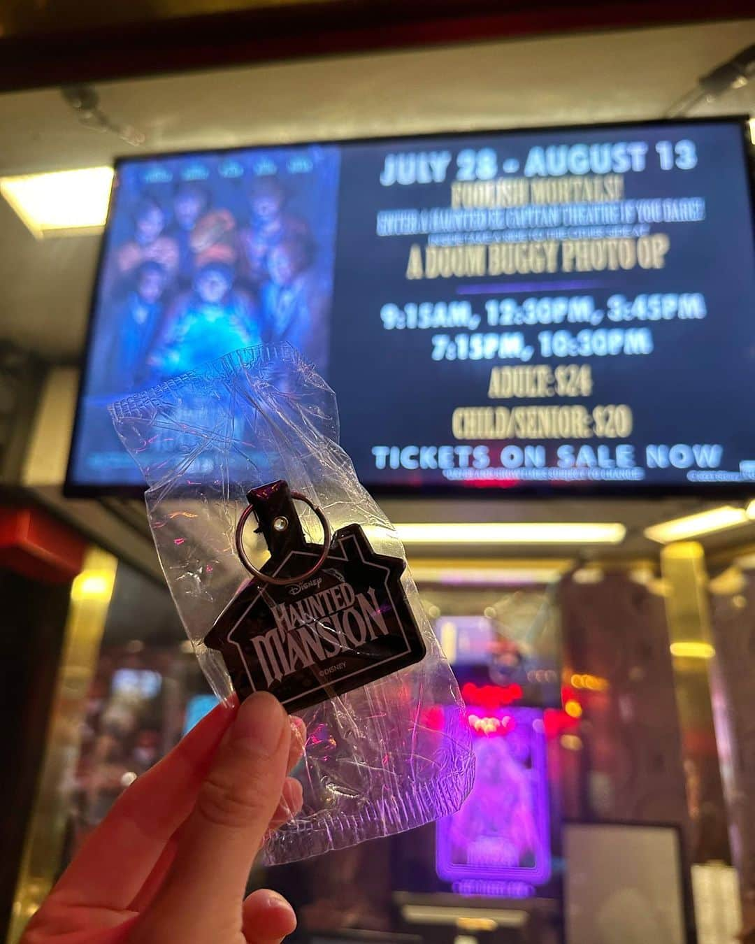 関根ささらさんのインスタグラム写真 - (関根ささらInstagram)「Haunted Mansion……👻🖤 LA滞在期間中の7/28に米公開された #ホーンテッドマンション 🎥  せっかくロサンゼルスにいるんだから行くしかない！！！と、公開初日にディズニー作品専門の映画館「#Elcaptaintheater」で見てきました🥹🖤⭐️念願の！！！念願すぎる！！！ #エルキャプテンシアター ！！！👏💫 . . . . このシアターは #ハリウッド にあるのですが、この建物の隣には #ディズニーストア もあって、ショーウィンドウも #ホンテ 仕様でした🖤🔮  映画館の入場時には限定のラバーキーホルダーが貰えて、シアター内はフォトブースもたくさん！！！フードなどの注文カウンターもホンテ仕様になって蜘蛛の巣が張ってたり🕸️、アトラクションの乗り物が展示されてたり🫣🖤、地下に行くと映画で実際に使われたプロップの展示がありました🥹🥹🖤しかも撮影OK！！！なんて太っ腹🥹🥹  そしてシアター内に入るとアトラクションさながらの装飾がされているのはもちろん、ステージ上で生演奏されていて色んなディズニーソングを奏でてゲストをお出迎え🥹🥹🕸️もう始まる前から感動で泣いてた、、、凄すぎるエルキャプテンシアター！！！ . . . . 映画鑑賞チケットは普通の映画館よりも割高の$26くらい(?)なのですが、そんなもん余裕で元が取れるくらい豪華でした🥹🥹最高すぎた🥹🥹👏ディズニー好きの皆様、#ハリウッド観光 する際はぜひ🫶🌈 . . . . #スーベニア 大好きマンなので、劇場限定のポップコーンバケットを購入しました🍿また絶対行きたい映画館！！！🎥 . . . . #disney #hauntedmansion #movielovers #hollywood #losangeles #losangelestravel #la #LA旅行 #ロサンゼルス#ロサンゼルス旅行 #ロサンゼルス生活 #ロサンゼルス留学 #ディズニー #ディズニー好き #映画 #映画好き #hollywoodmovies」9月21日 18時44分 - sasarasekine