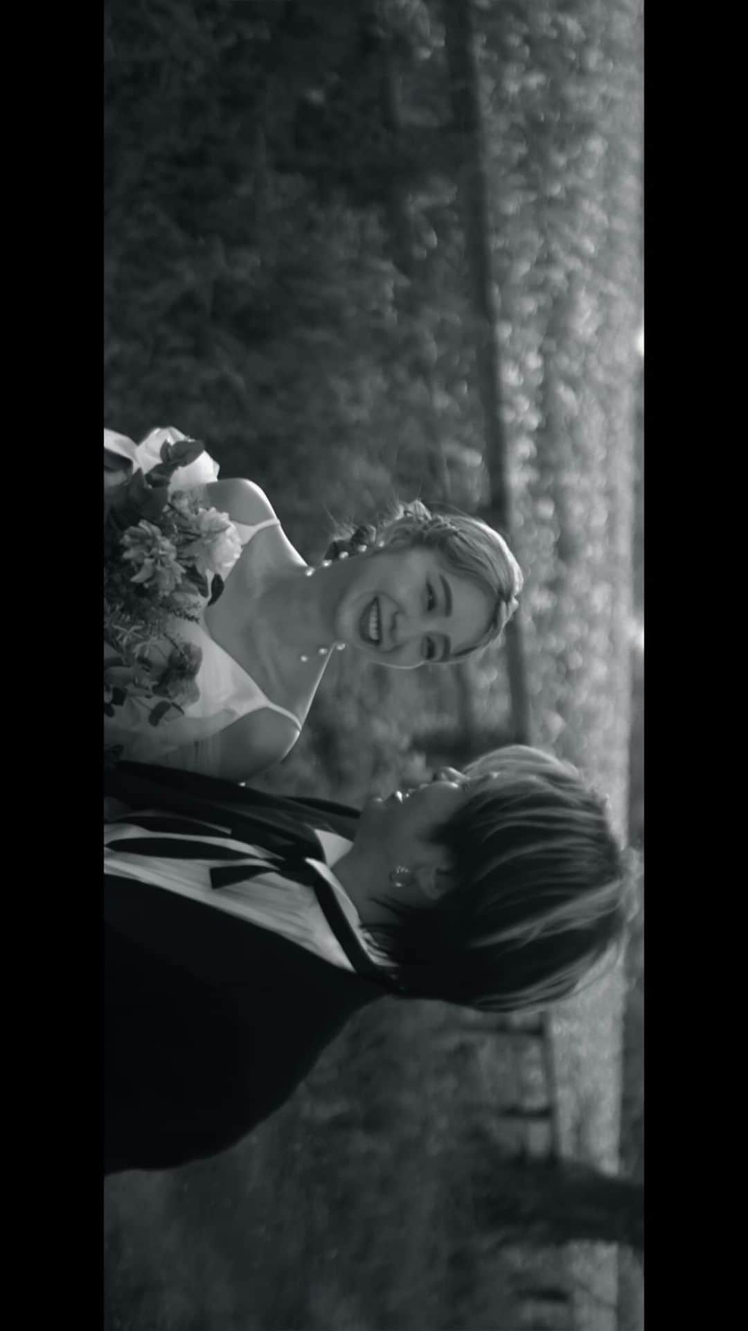 松尾 瞳のインスタグラム：「結婚式が無事に終わりました！ 来て下さった皆様、写真やムービー楽しみにしているとお声を下さったフォロワーさん、式が関西だったのもあり全員の参加が難しくて、式には参加できなくても式に向けて色々協力してくれた東京のみんな(これはまだ未定だけど二次会パーティ東京ver.はぜひとも実行したい、、！)に取り急ぎご報告と感謝の気持ちを、結婚式で流した思い出のオープニングムービーと共に🎞️💐  リールには全編載せられないから 後日フィードで全編載せます❤️  #結婚式 #前撮り #オープニングムービー #家族婚 #プレ花嫁 #前撮りドレス #ウェディングドレス #結婚式前撮り」