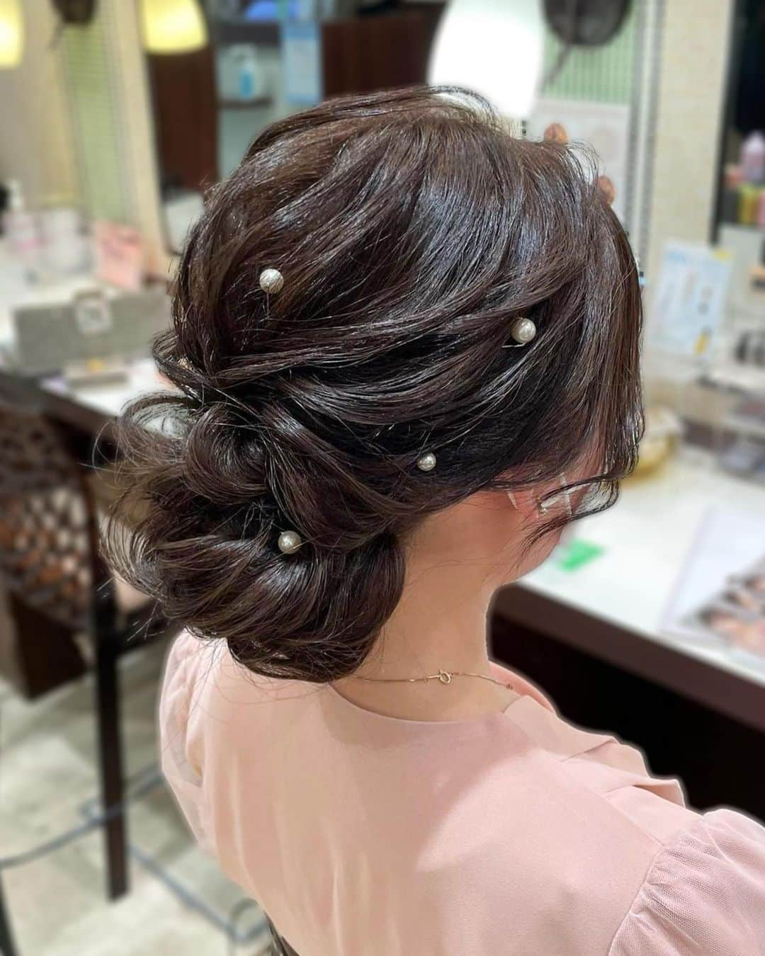 ヘアメイク&ネイル専門店 アトリエはるかさんのインスタグラム写真 - (ヘアメイク&ネイル専門店 アトリエはるかInstagram)「@atelierharuka_official  パーティーやおよばれが増えてくるこれからの時期✨カジュアルなヘアスタイルにパールピンをつけるだけでお呼ばれヘアに🫧  ヘアスタイルを決める時のために保存しておいてね⤴︎  /////////////////////////////////////////////////////////  ▼atelier harukaヘアメニュー ・ヘアセット 　3,520円（税込）【20分】  /////////////////////////////////////////////////////////  __ photo by @omauhm @atelierharuka_sun @atelierharuka_ushio  @atelierharuka_ty  @atelierharuka_seki   #アトリエはるか #ヘアセット #ヘアアレンジ #結婚式 #お呼ばれヘア」9月21日 18時47分 - atelierharuka_official