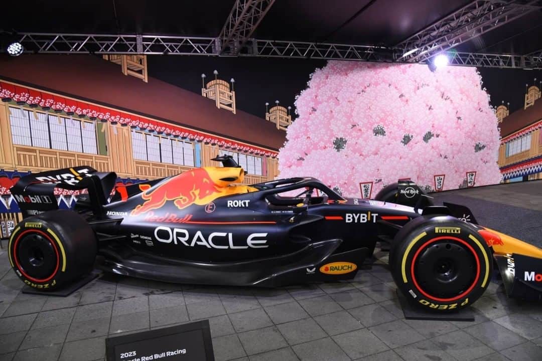 のインスタグラム：「Formula One roared into the Tokyo nightlife district of Kabukicho on Wednesday afternoon, inviting thousands of fans to get close to some of their favorite cars and drivers ahead of the upcoming Japanese Grand Prix at Suzuka Circuit.  The plaza outside the recently opened Kabukicho Tower was transformed into the F1 Tokyo Festival, with fans watching race highlights on the tower’s giant video display as they waited for the event’s start.  Attendees had a chance to take photos with the F1 driver’s championship trophy as well as cars from the Red Bull and AlphaTauri teams.  The large contingent of foreign fans was a welcome reminder of Sunday’s Japanese Grand Prix status as the first edition since the resumption of post-pandemic international tourism. Read more with the link in our bio.  📸 @dokool  #japan #tokyo #f1 #f1driver #f1racing #japanesegp #racing #sports #japantimes #🏎」