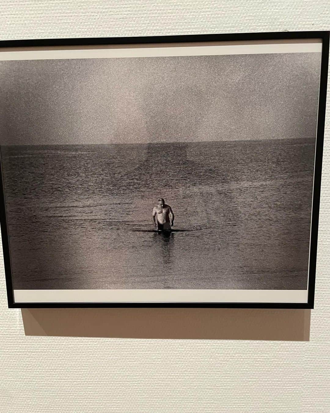 のインスタグラム：「朝、海にちょい入ってから逗子と東京を行き来していた森山大道の写真展へ。不思議な気持ちになりつつ、夜は街に戻る、、気づいたら岩場でちょい足やって、ウニあるかも（ ; ; ）葉山での写真は美術館で声かけていただいた方からいただきました。ありがとう。」