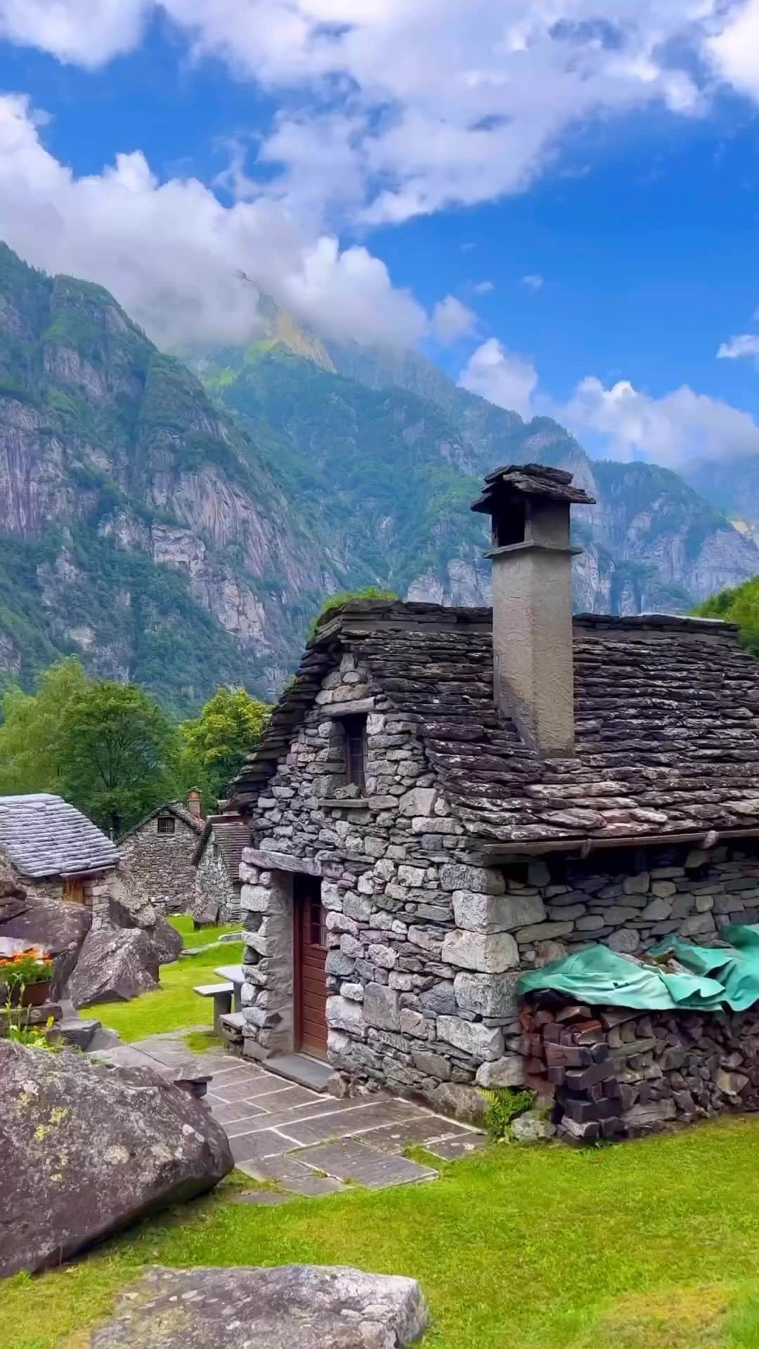 Awesome Wonderful Natureのインスタグラム：「📍Switzerland🇨🇭🏡⛰️🌿  🎥 @viktoro_ok」